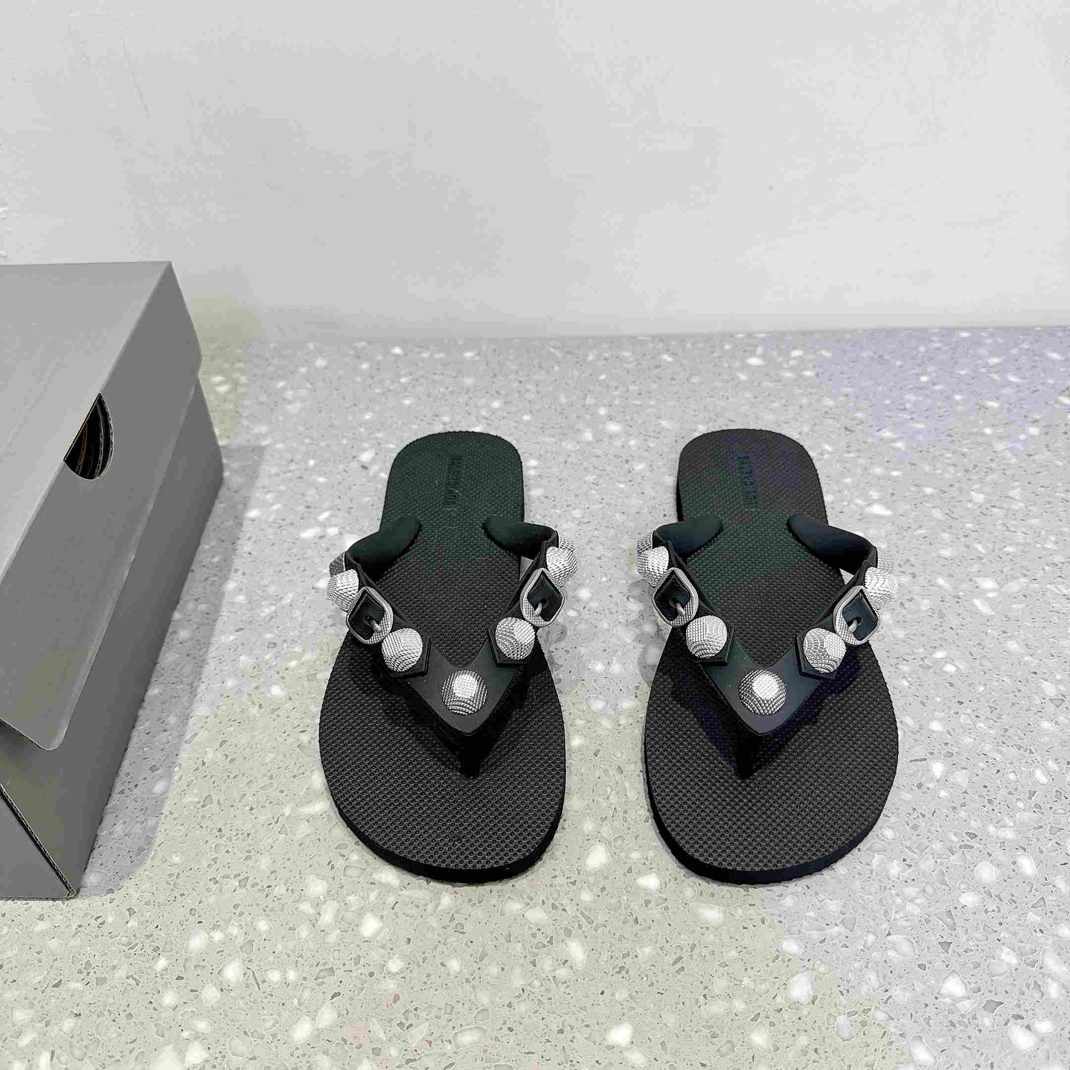 Balenciaga Cagole Thong Sandal In Black - FashionPlug