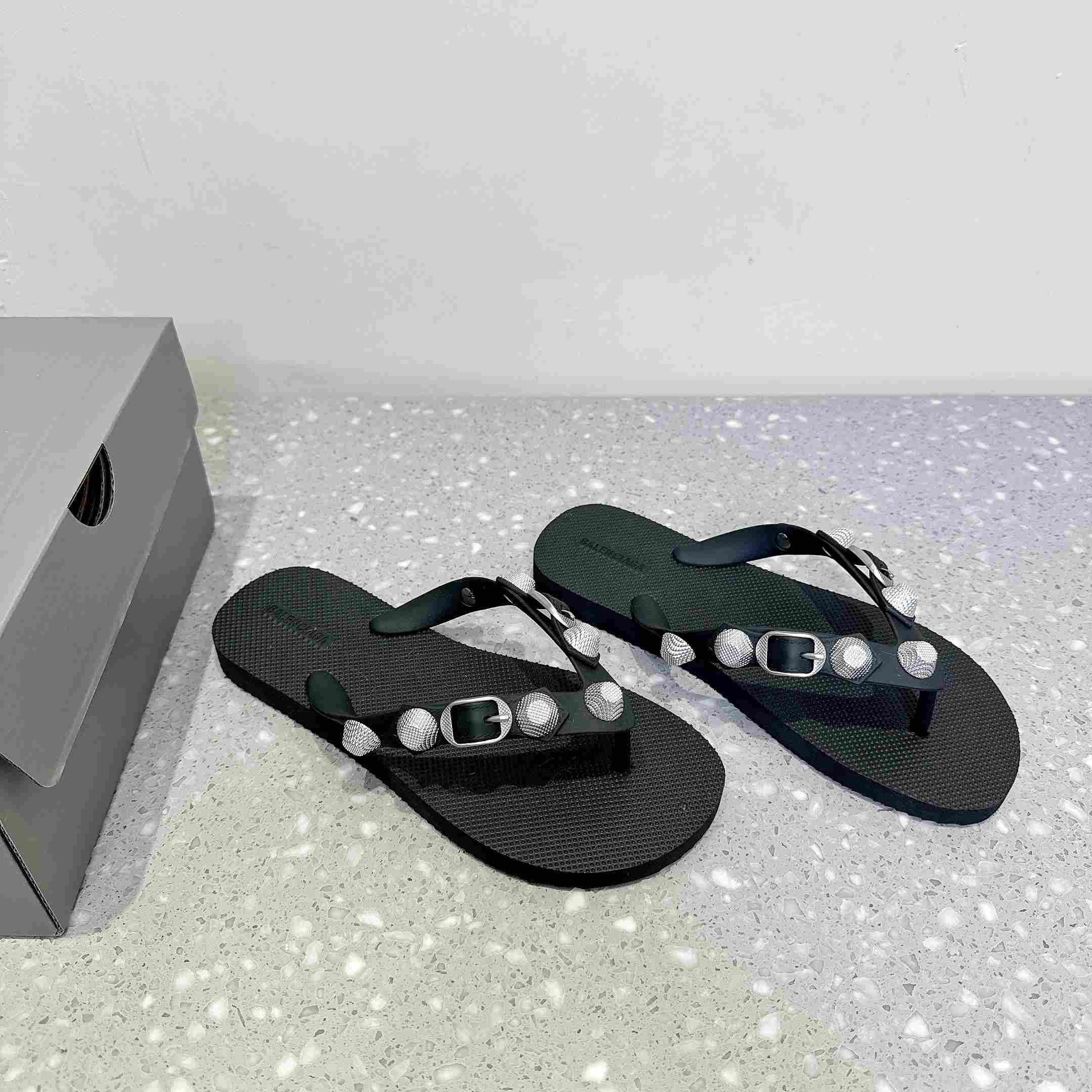 Balenciaga Cagole Thong Sandal In Black - FashionPlug