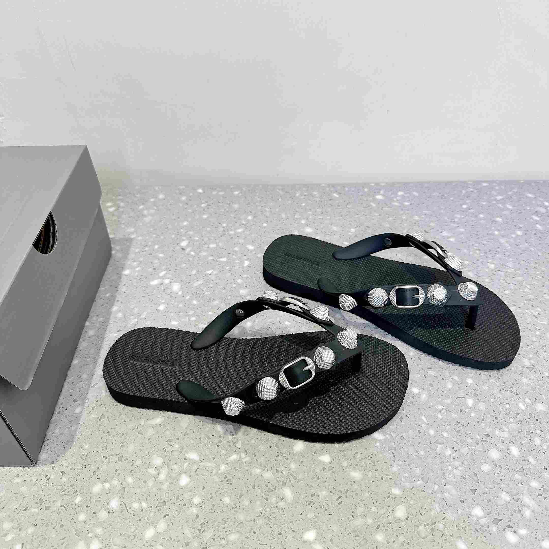 Balenciaga Cagole Thong Sandal In Black - FashionPlug
