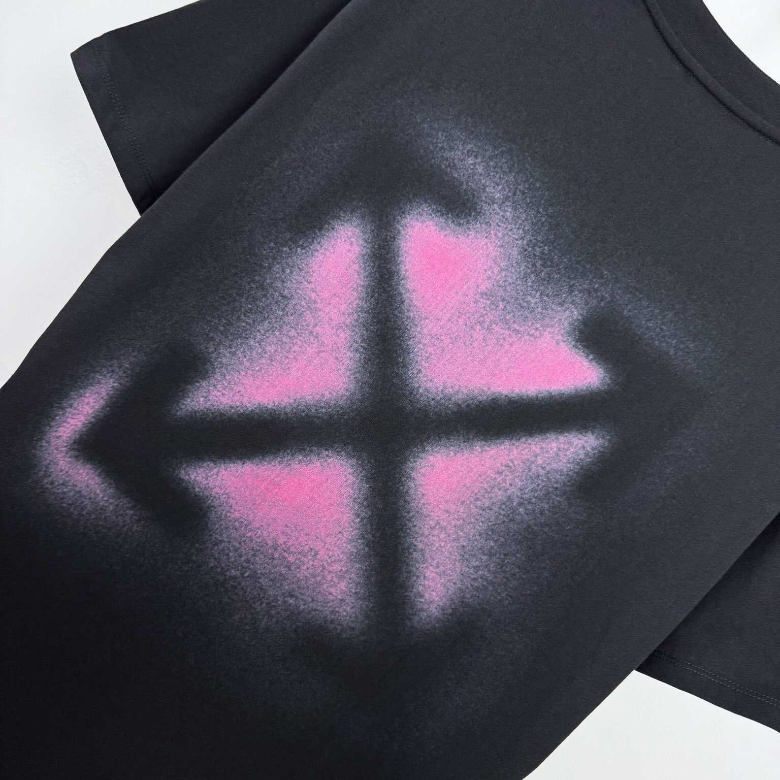 Off-White Spray Arrow T-Shirt - FashionPlug