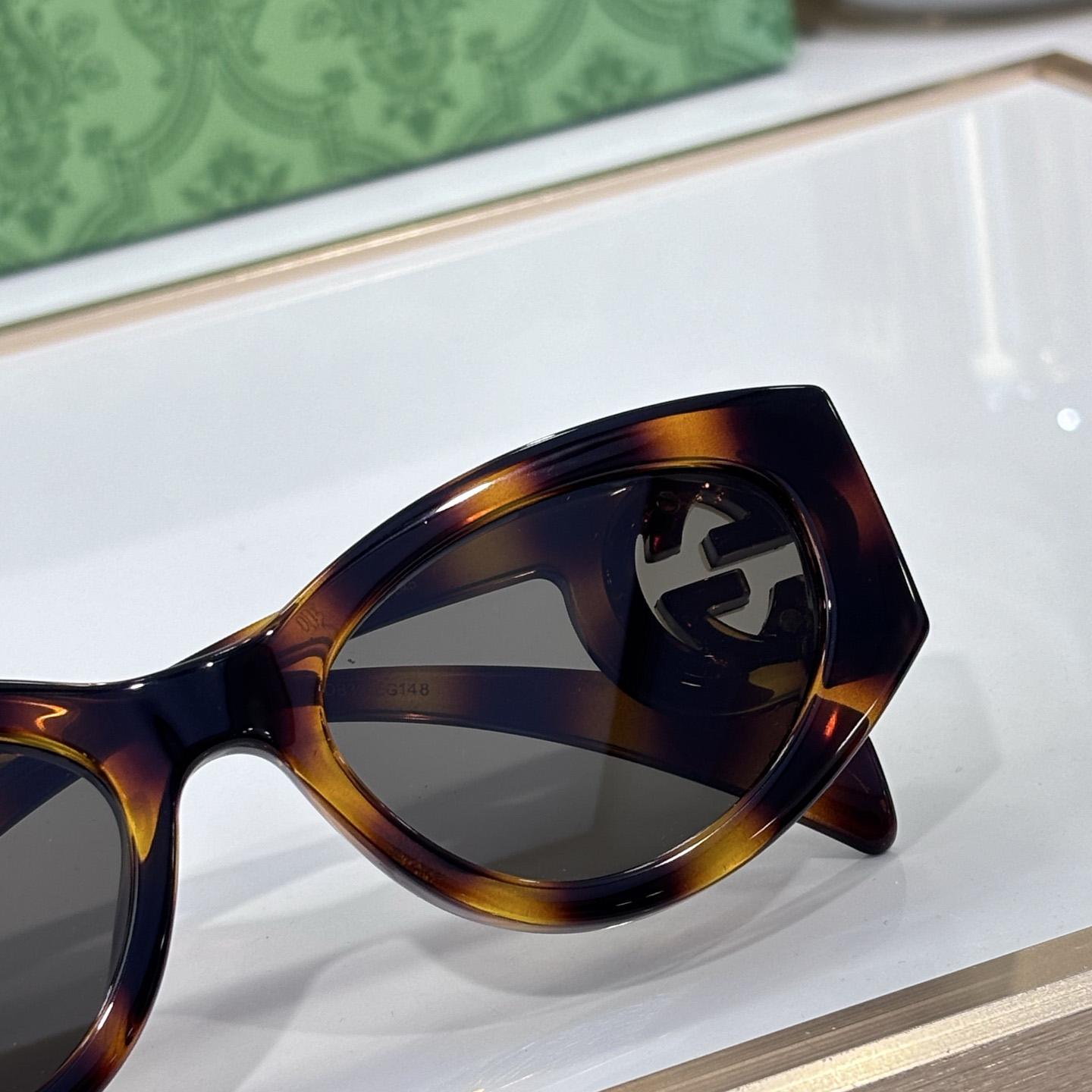 Gucci Cat-eye frame Sunglasses - FashionPlug