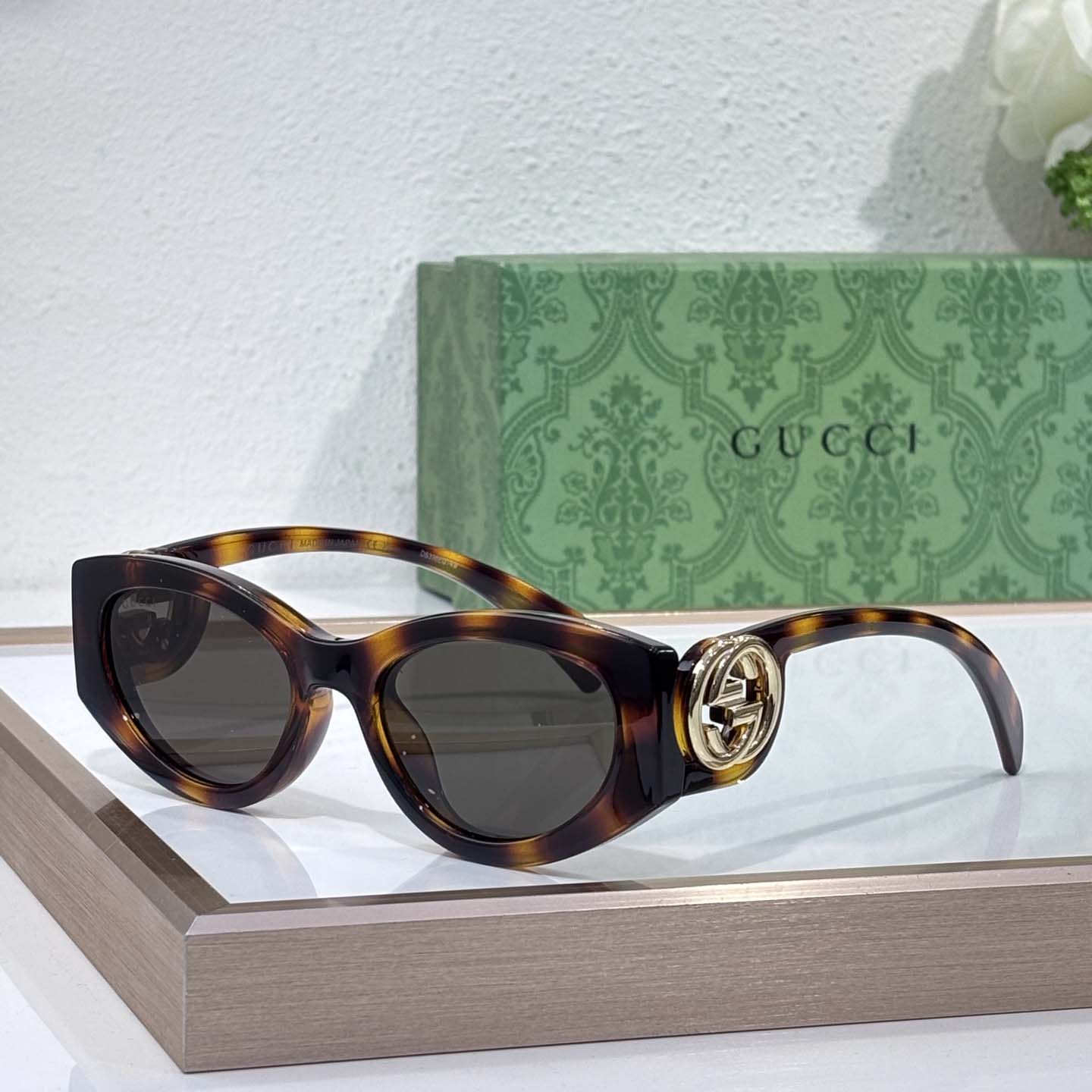 Gucci Cat-eye frame Sunglasses - FashionPlug