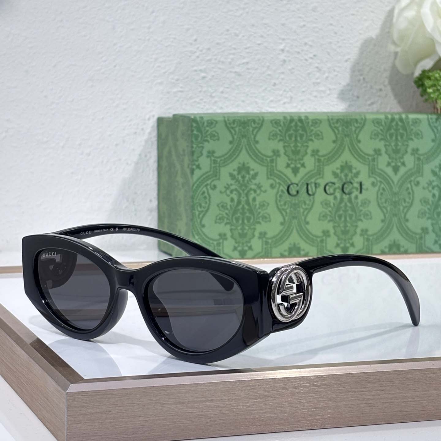 Gucci Cat-eye frame Sunglasses - FashionPlug