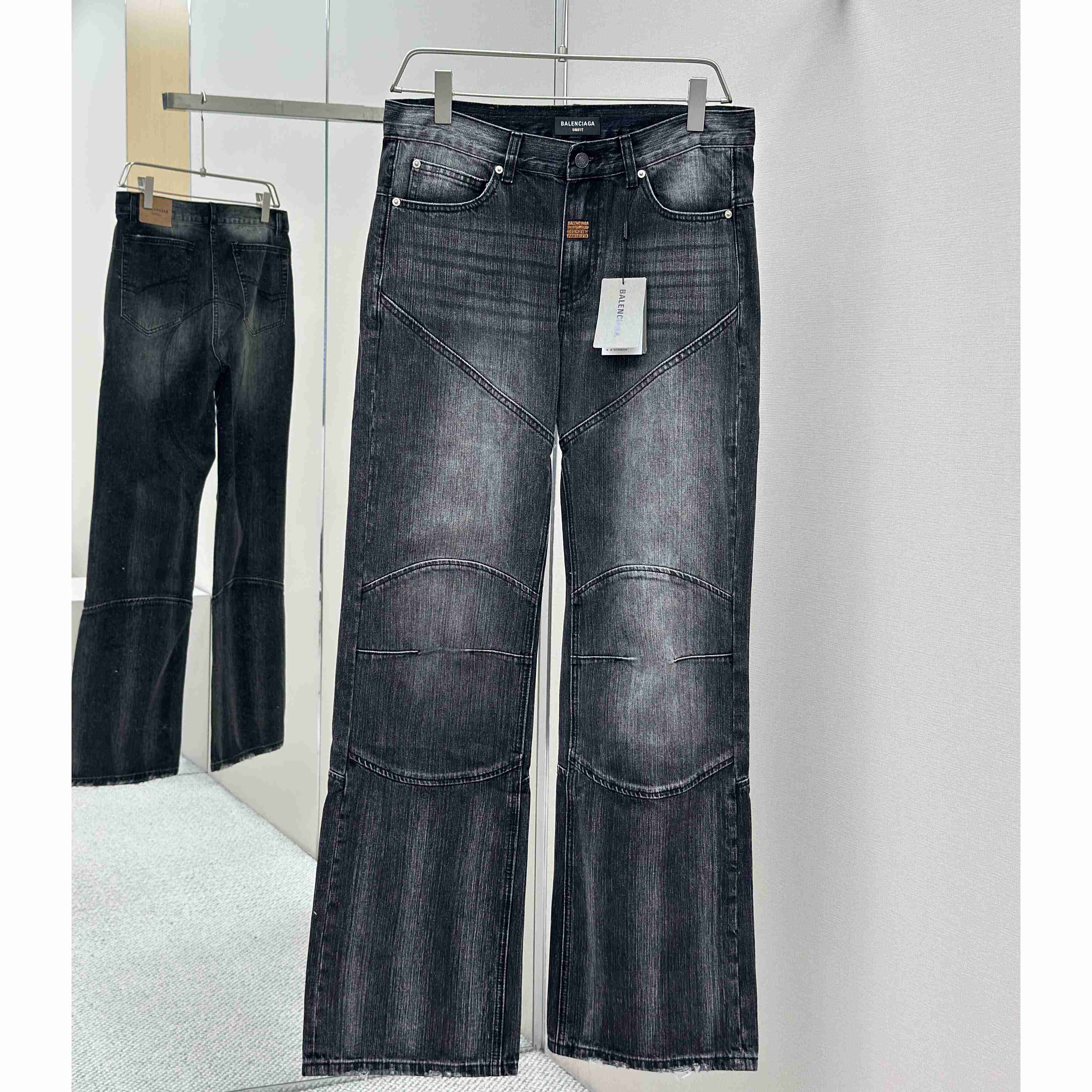 Balenciaga Fitted Low-waist Pants In Black - FashionPlug