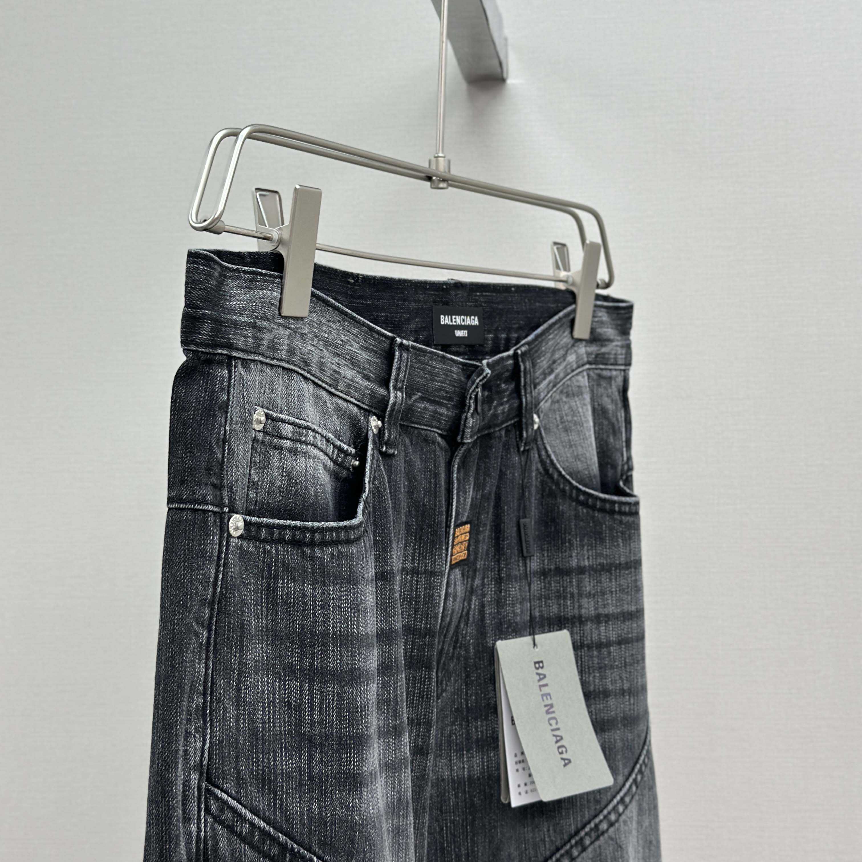 Balenciaga Fitted Low-waist Pants In Black - FashionPlug