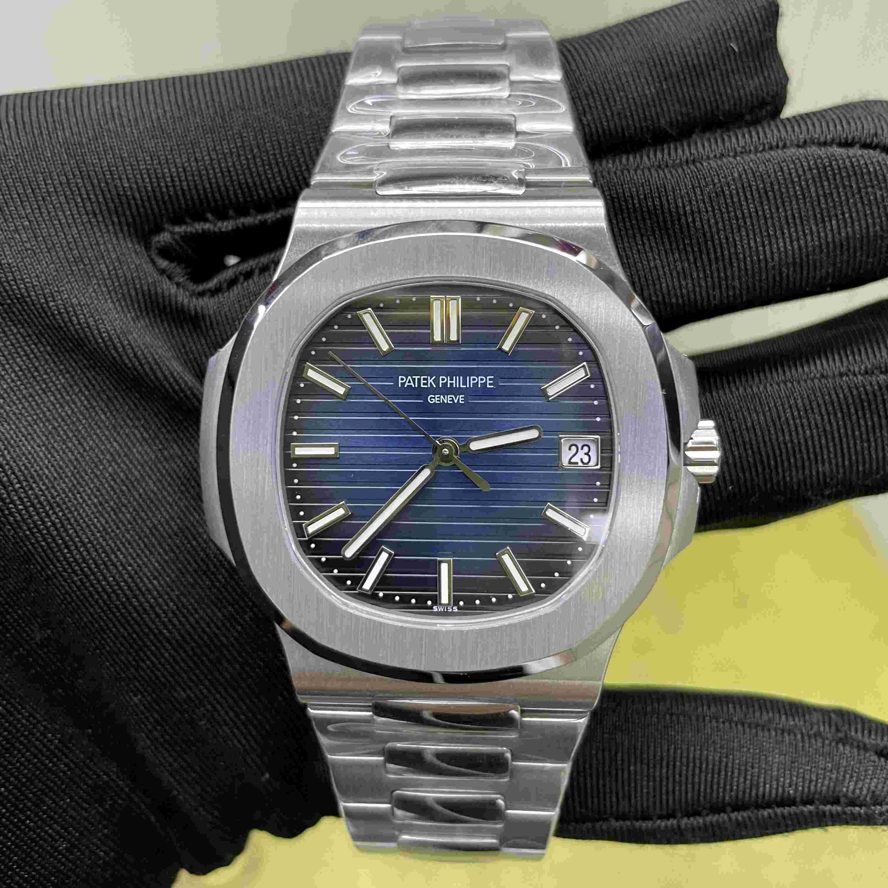 Patek Philippe Patek Nautilus "5811/1G - FashionPlug