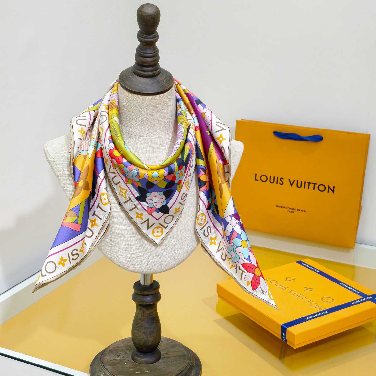 Louis Vuitton Picnic Square 90   M96463 - FashionPlug