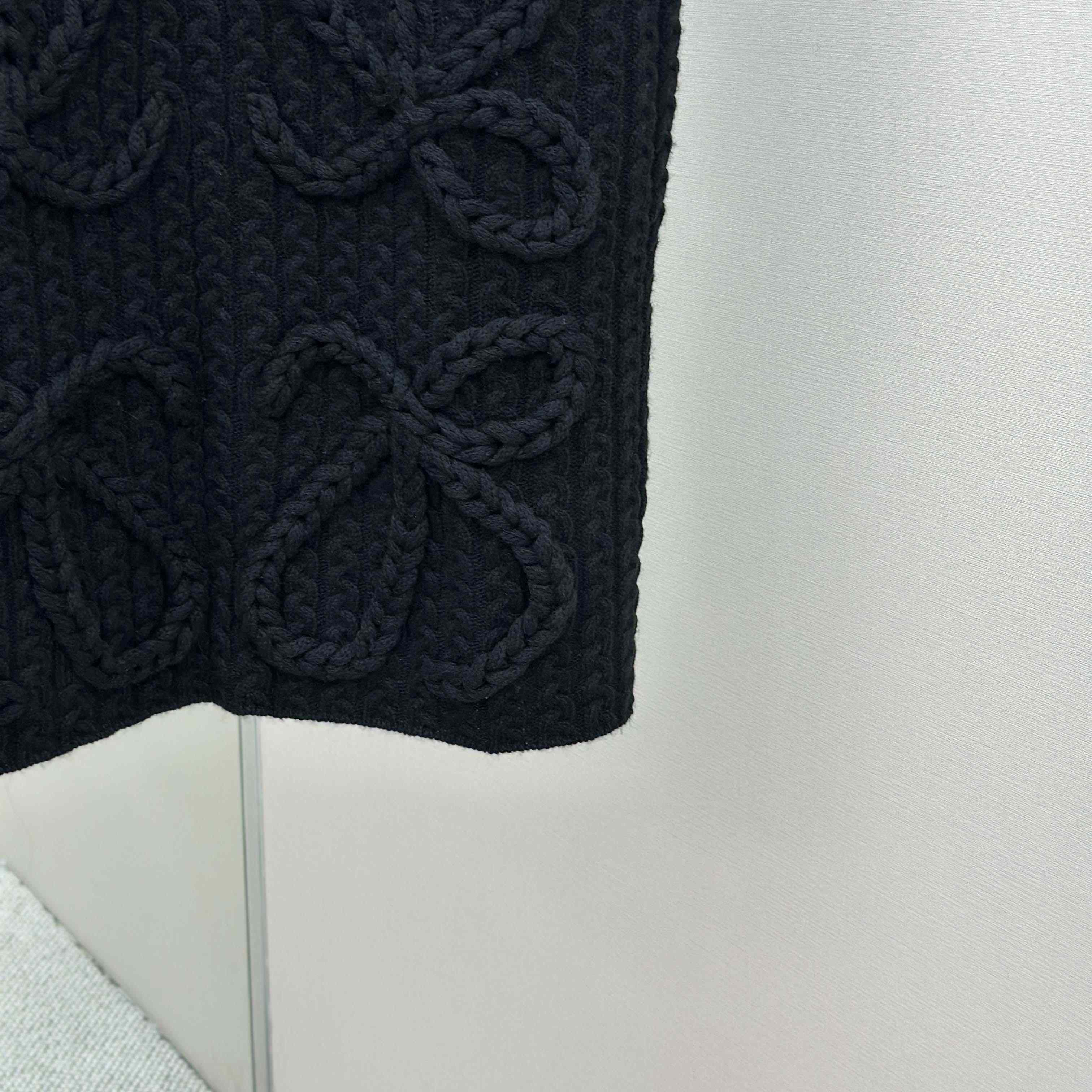 Loewe Vest In Wool - FashionPlug