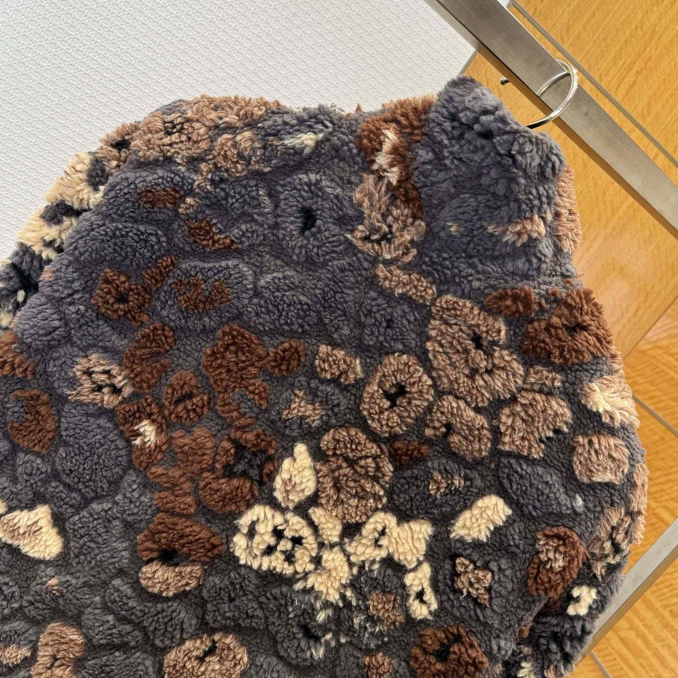 Louis Vuitton Reversible Fleece Blouson   1AIMJS - FashionPlug