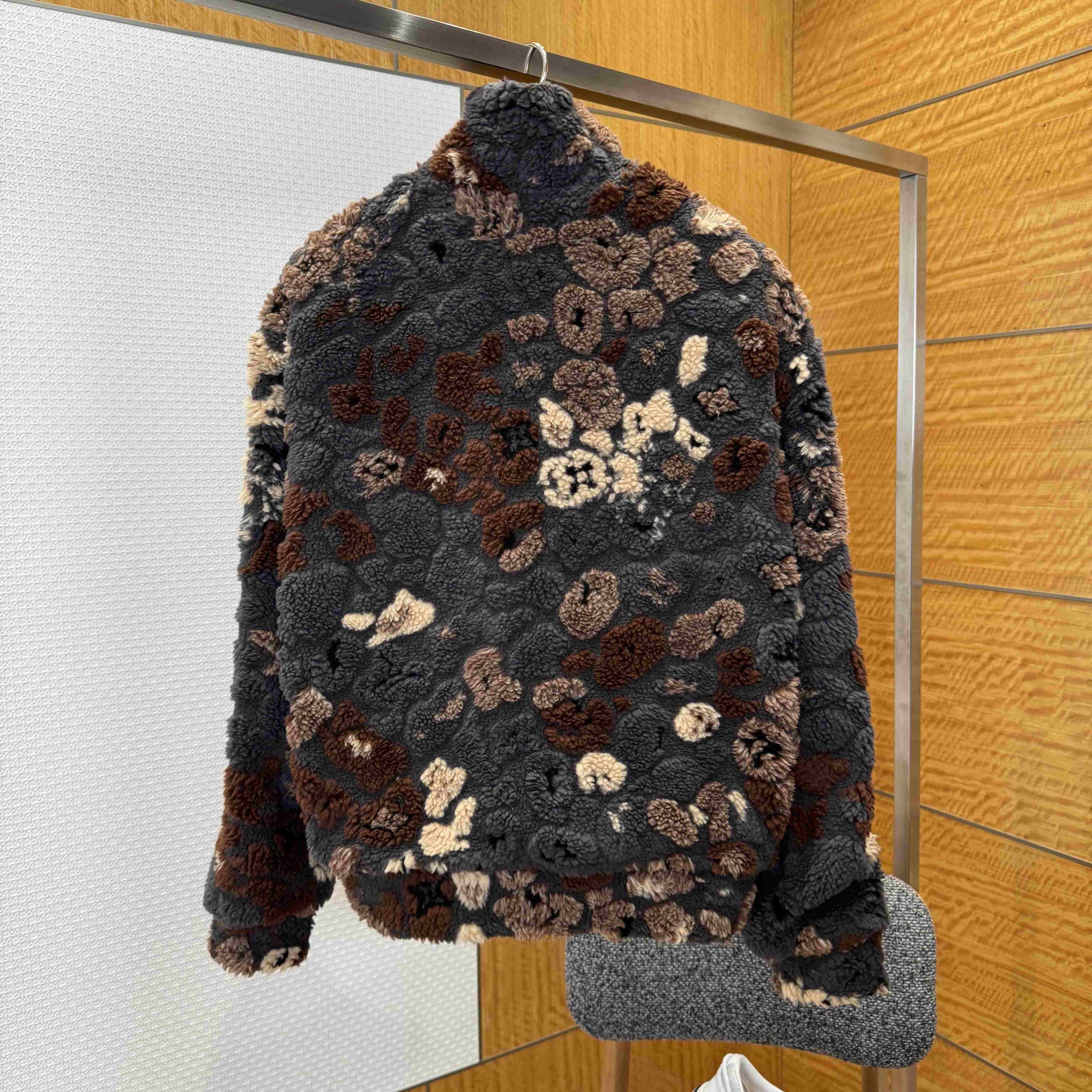 Louis Vuitton Reversible Fleece Blouson   1AIMJS - FashionPlug