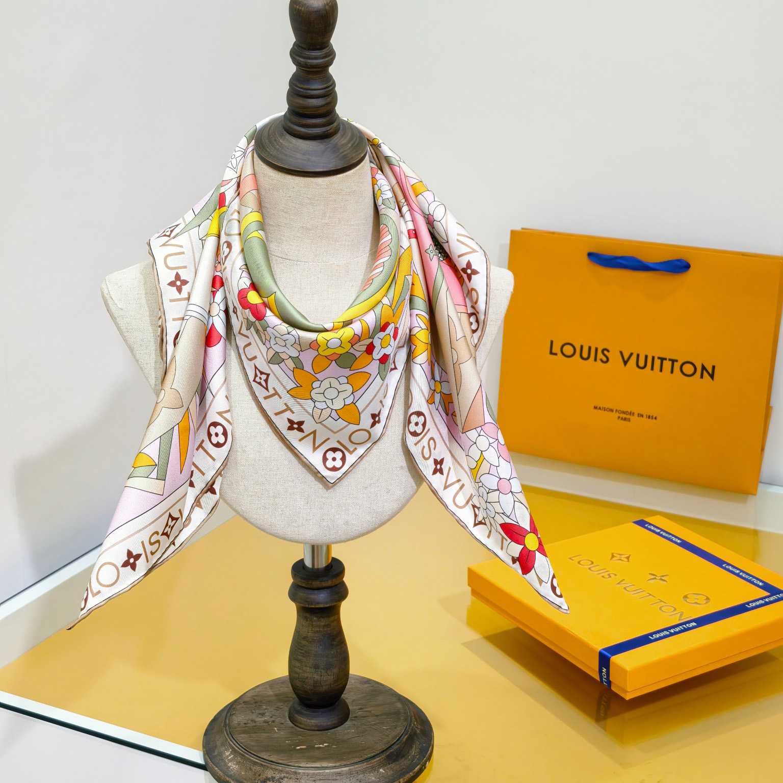Louis Vuitton Picnic Square 90   M96355 - FashionPlug