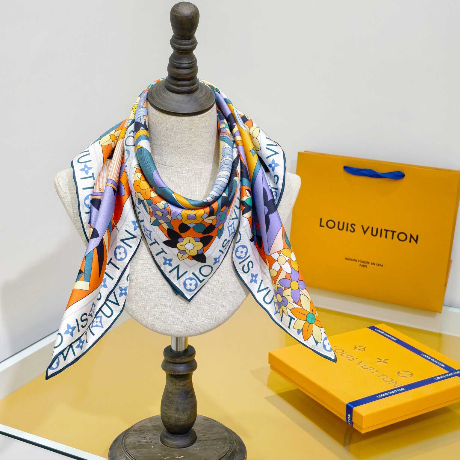 Louis Vuitton Picnic Square 90   M96354 - FashionPlug