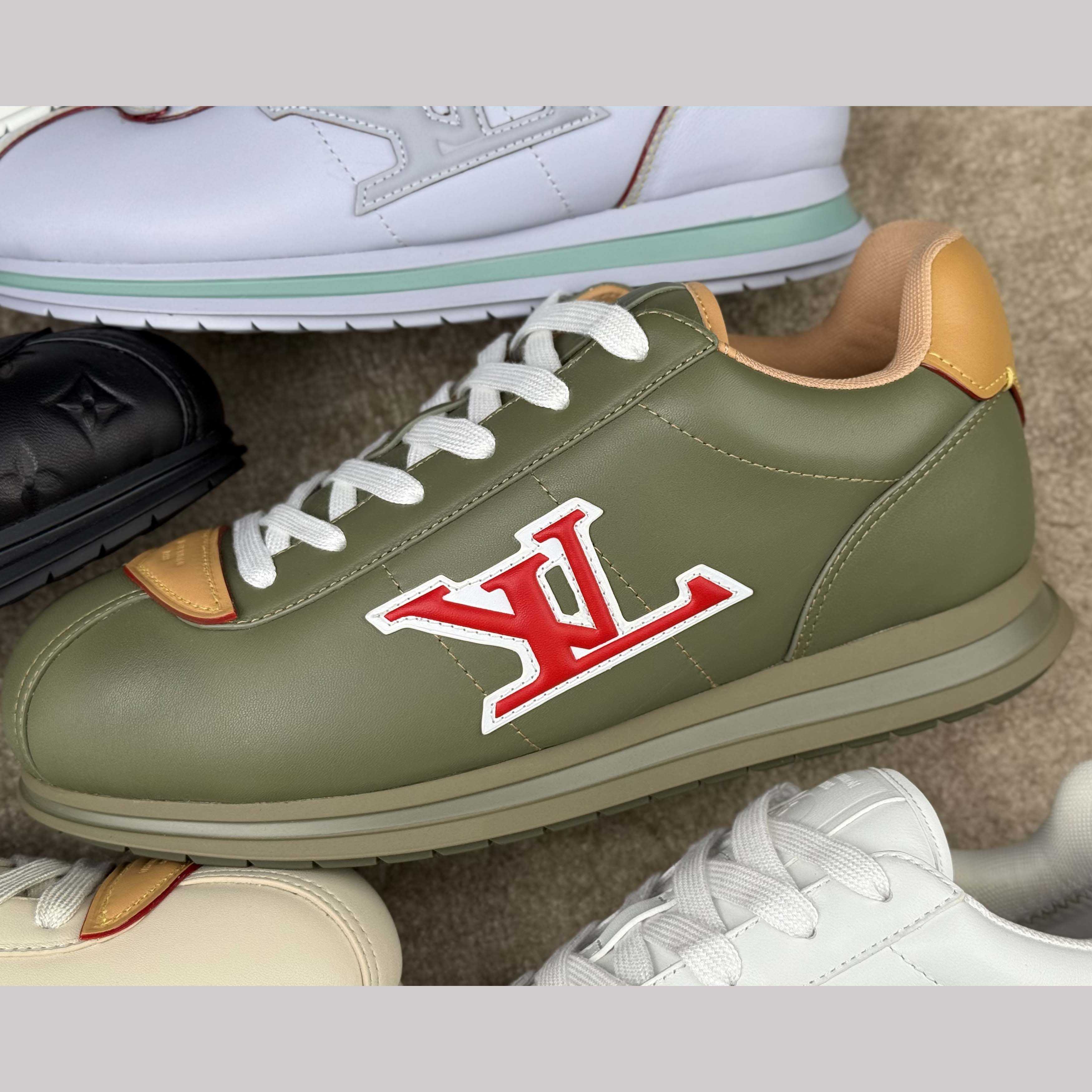 Louis Vuitton LV BUTTERSOFT Sneaker    1AIKHL - FashionPlug