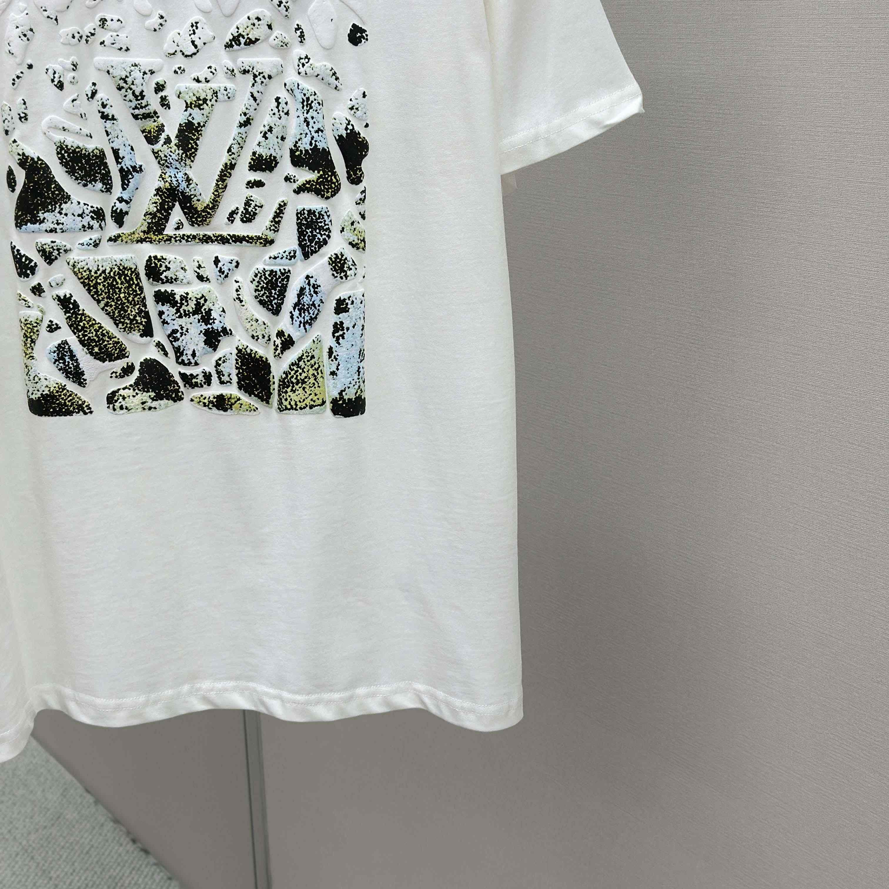 Louis Vuitton Monogram Short-Sleeved Crewneck   1AIJZT - FashionPlug