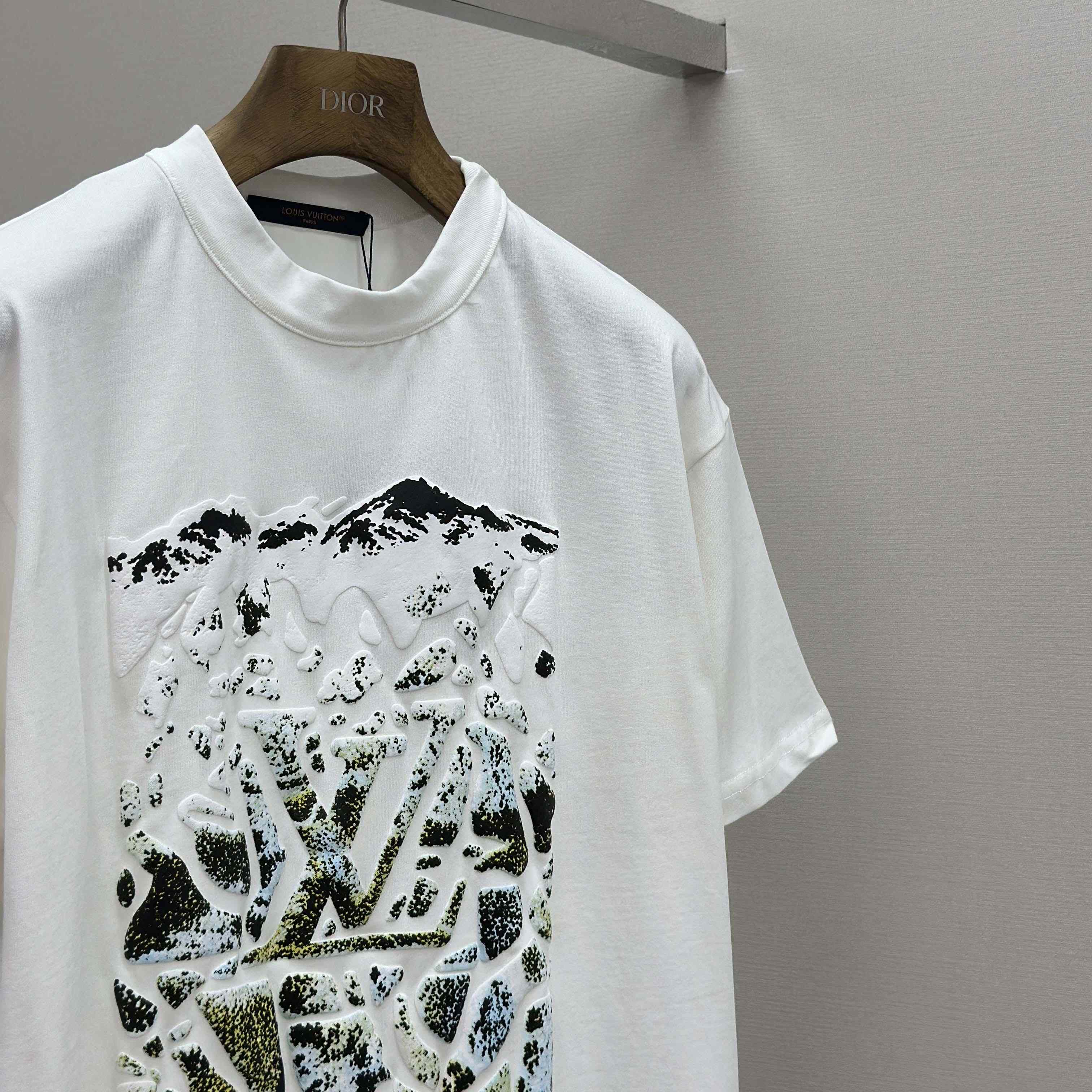 Louis Vuitton Monogram Short-Sleeved Crewneck   1AIJZT - FashionPlug