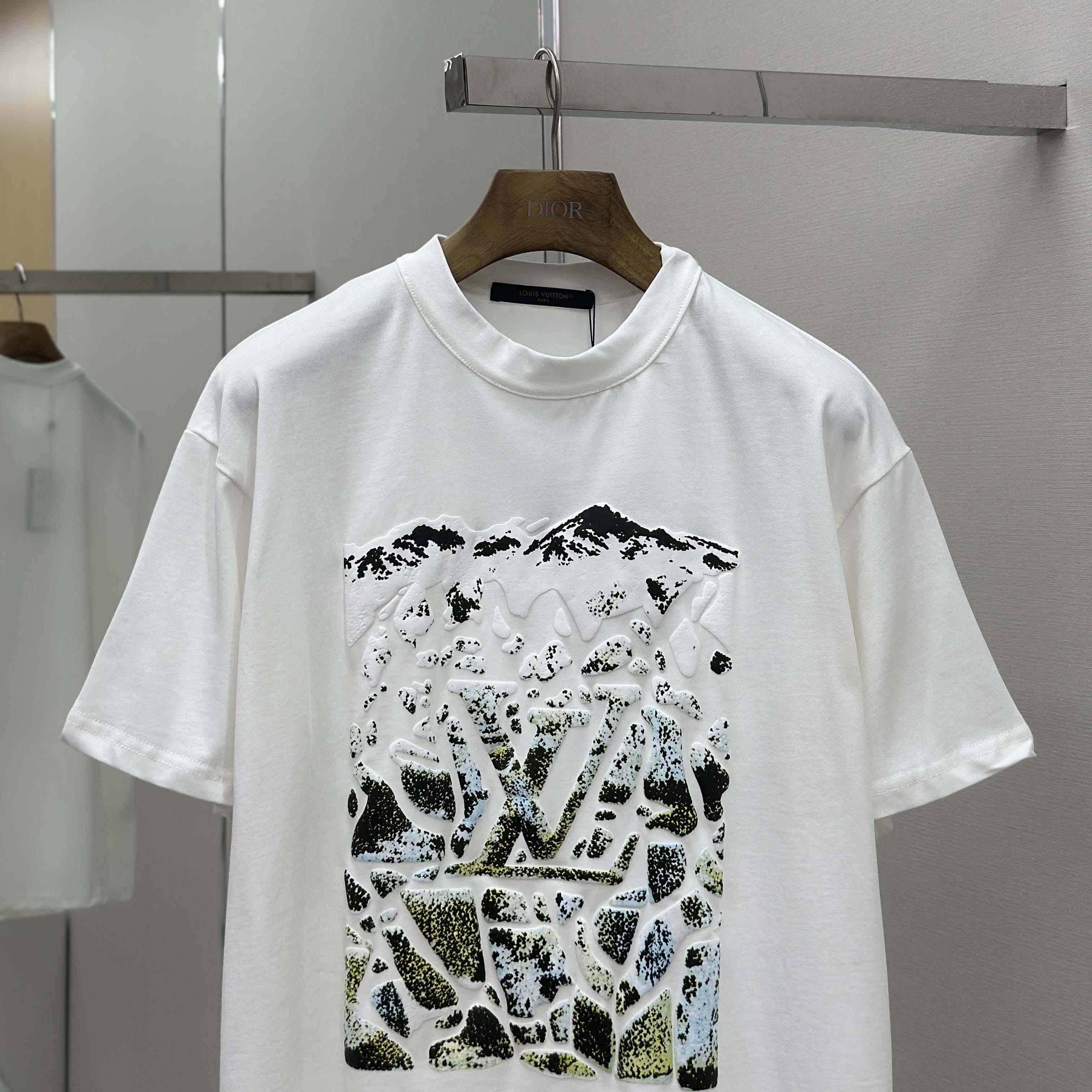 Louis Vuitton Monogram Short-Sleeved Crewneck   1AIJZT - FashionPlug