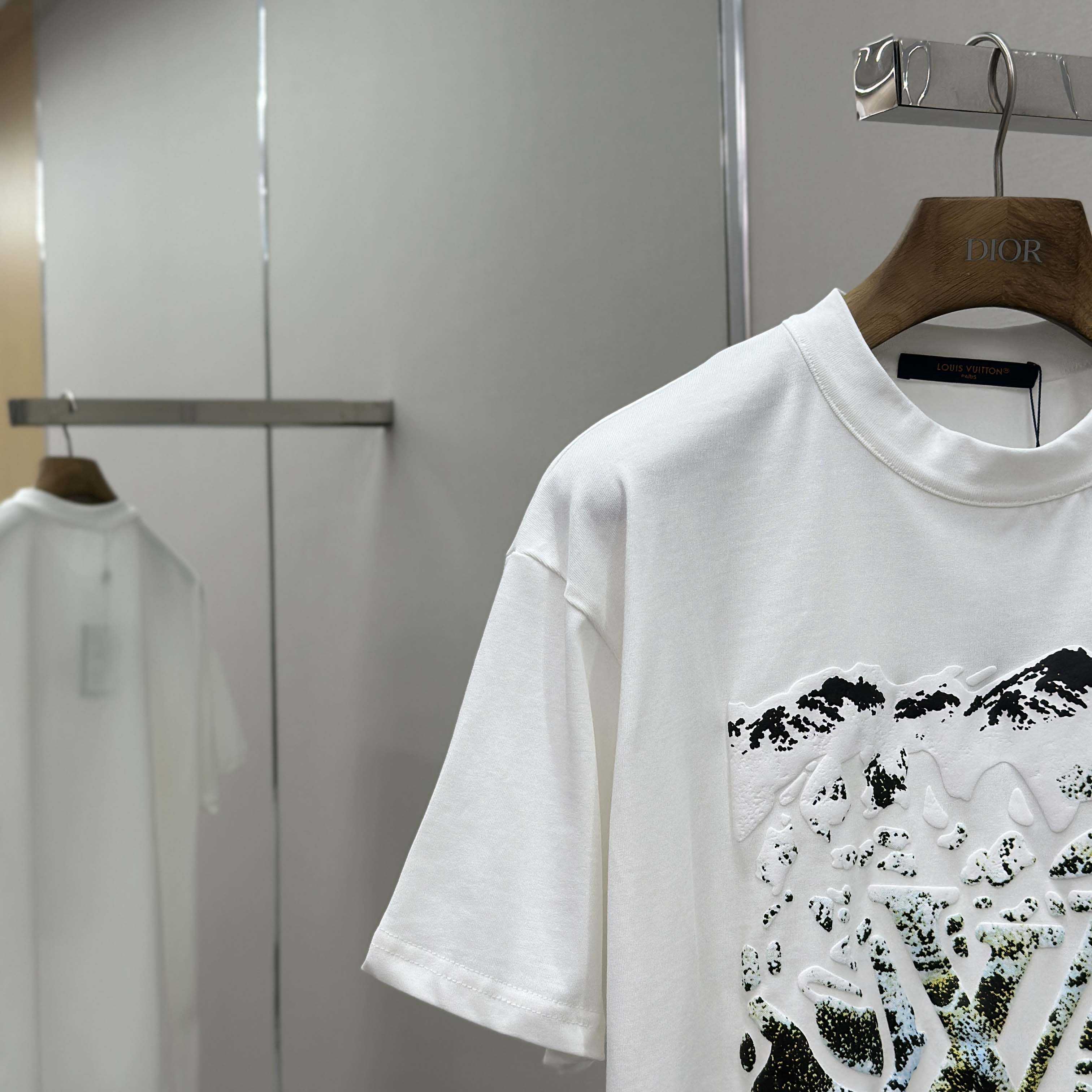 Louis Vuitton Monogram Short-Sleeved Crewneck   1AIJZT - FashionPlug