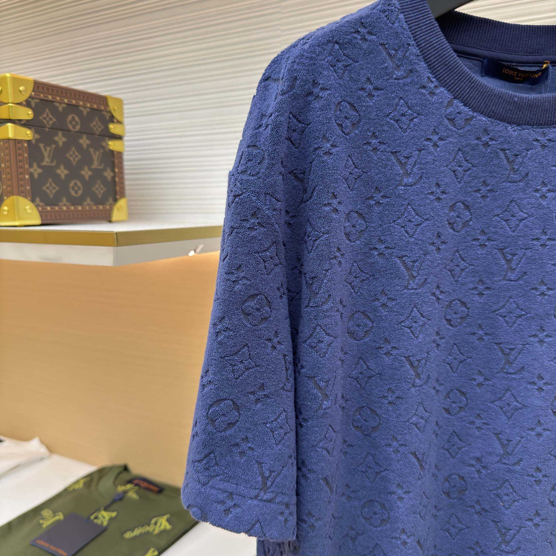 Louis Vuitton Monogram Fil Coupe T-shirt    1AIWEZ - FashionPlug