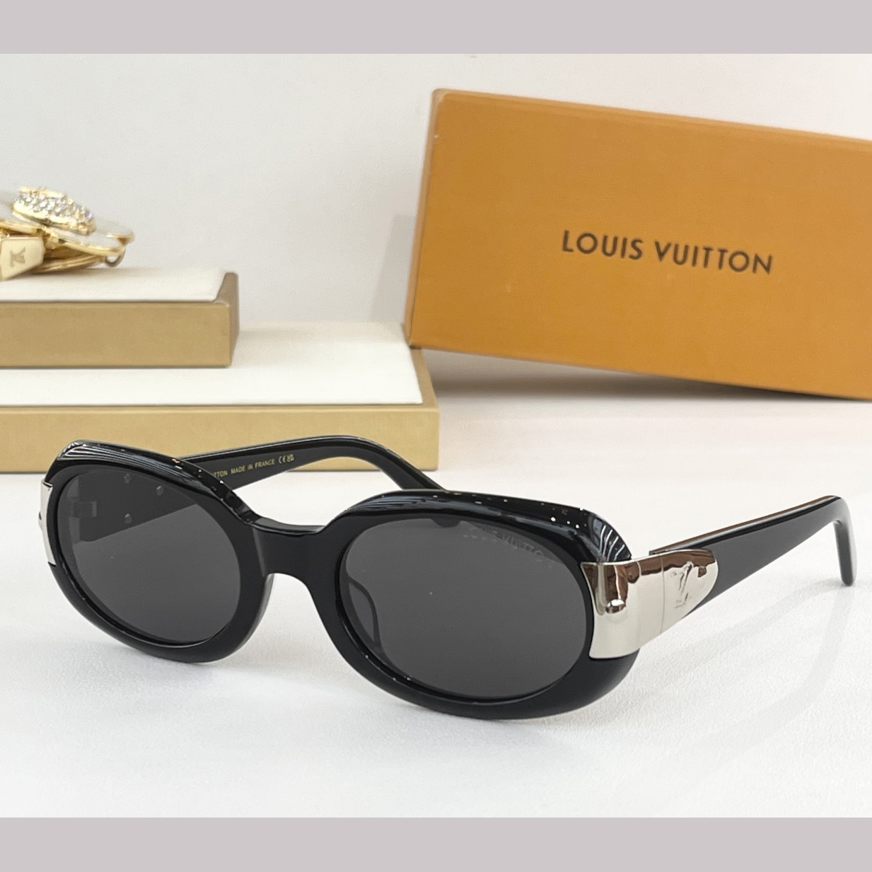 Louis Vuitton LV Hinge Sunglasses   Z2600U - FashionPlug