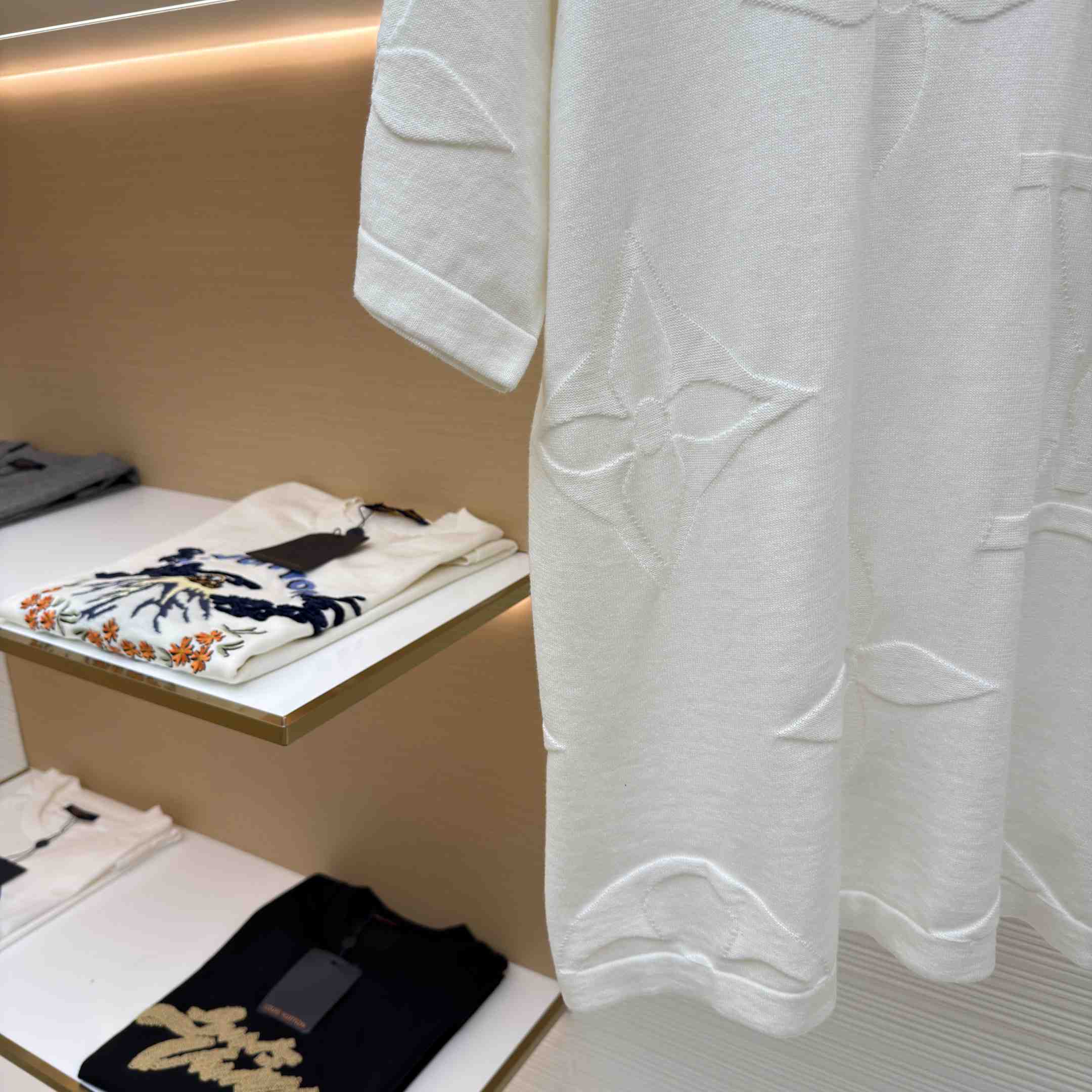 Louis Vuitton Monogram Short-Sleeved Cotton Crewneck   1AIWFR - FashionPlug