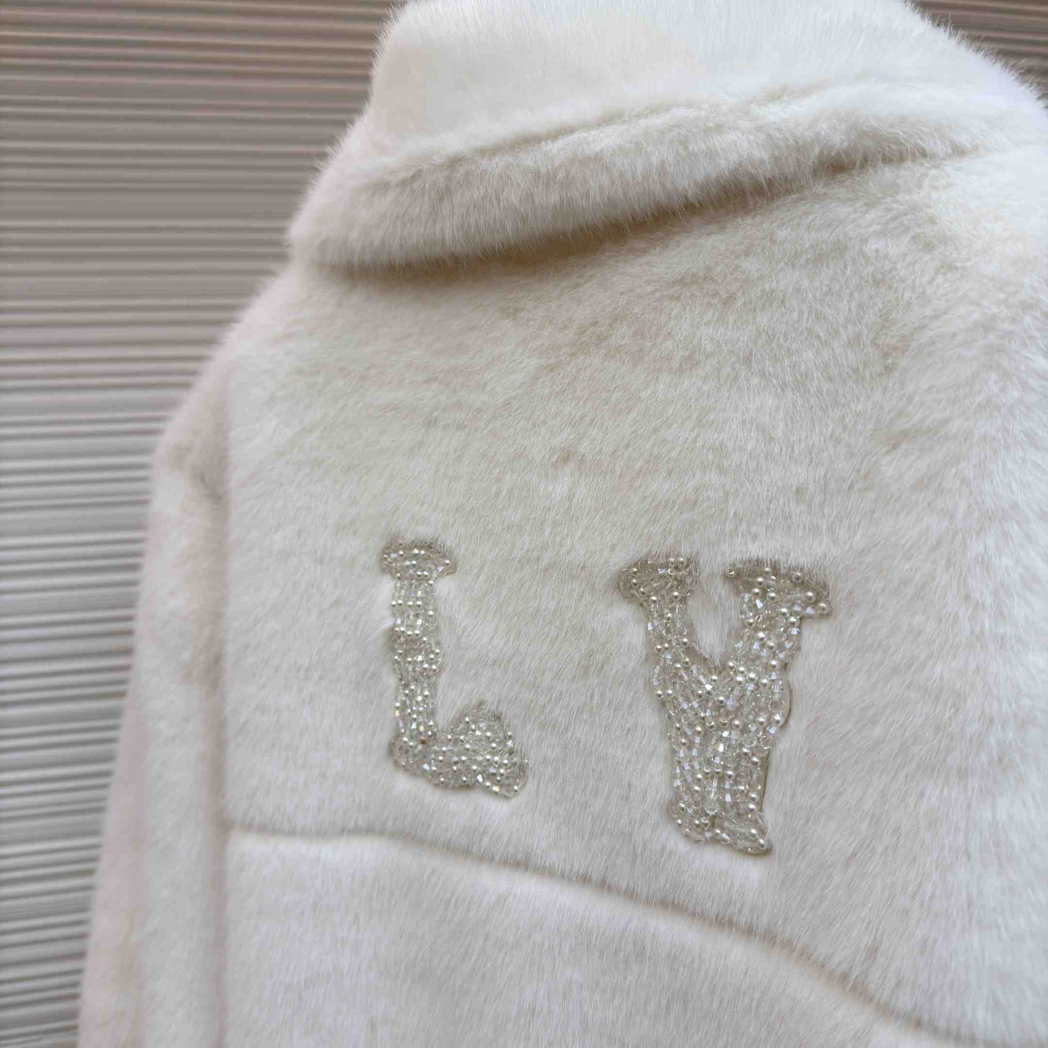 Louis Vuitton Mink Trucker Jacket   1AFXB6 - FashionPlug
