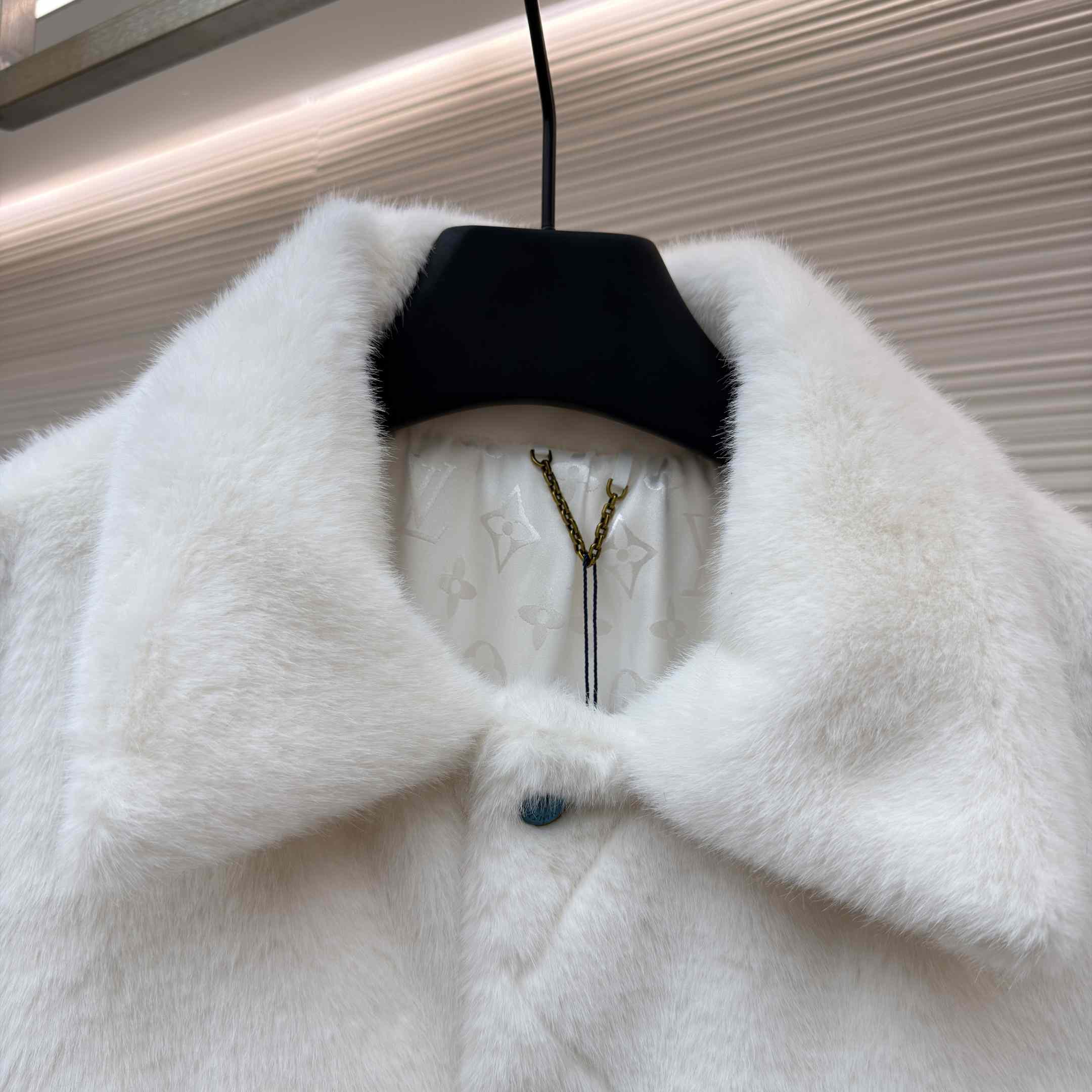 Louis Vuitton Mink Trucker Jacket   1AFXB6 - FashionPlug