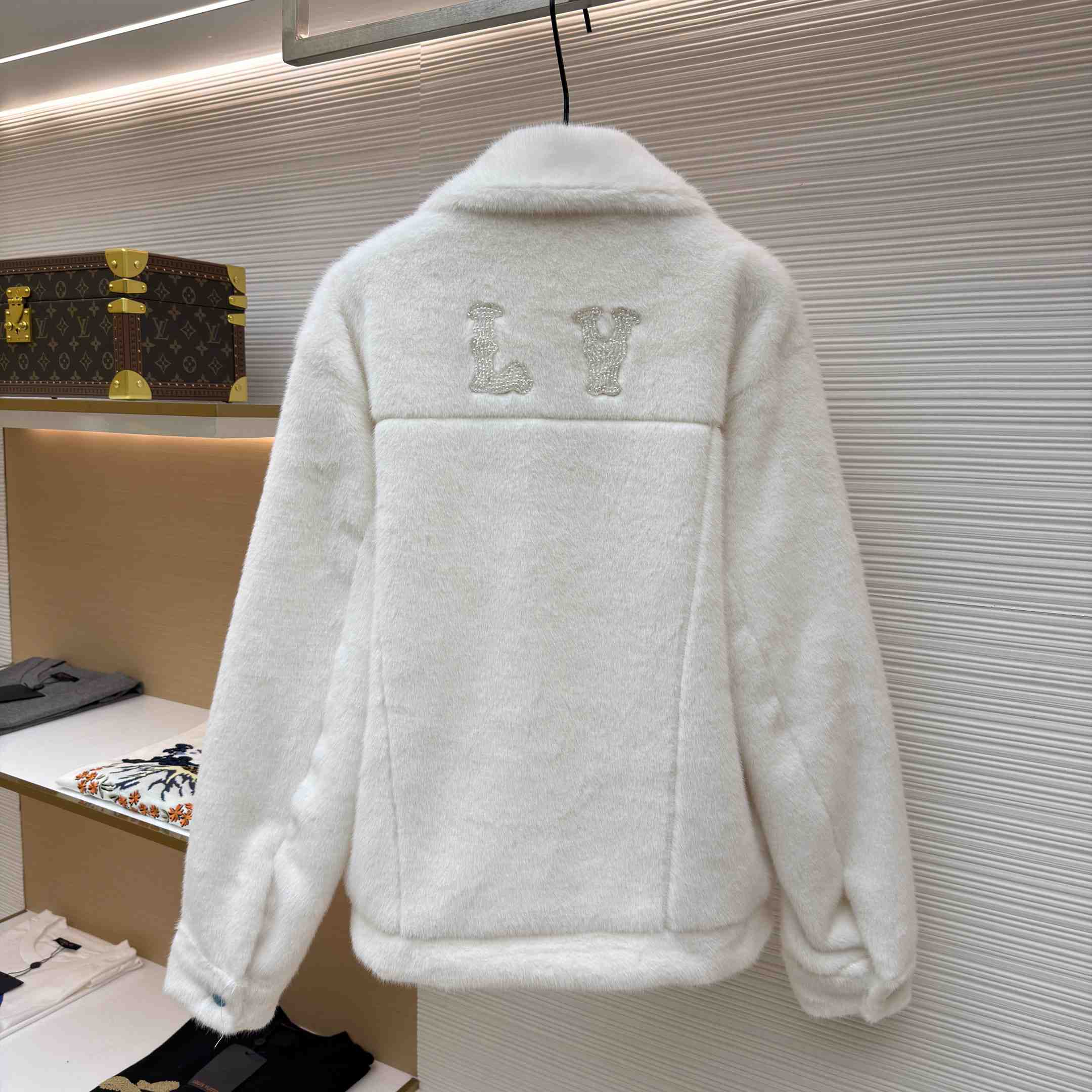 Louis Vuitton Mink Trucker Jacket   1AFXB6 - FashionPlug