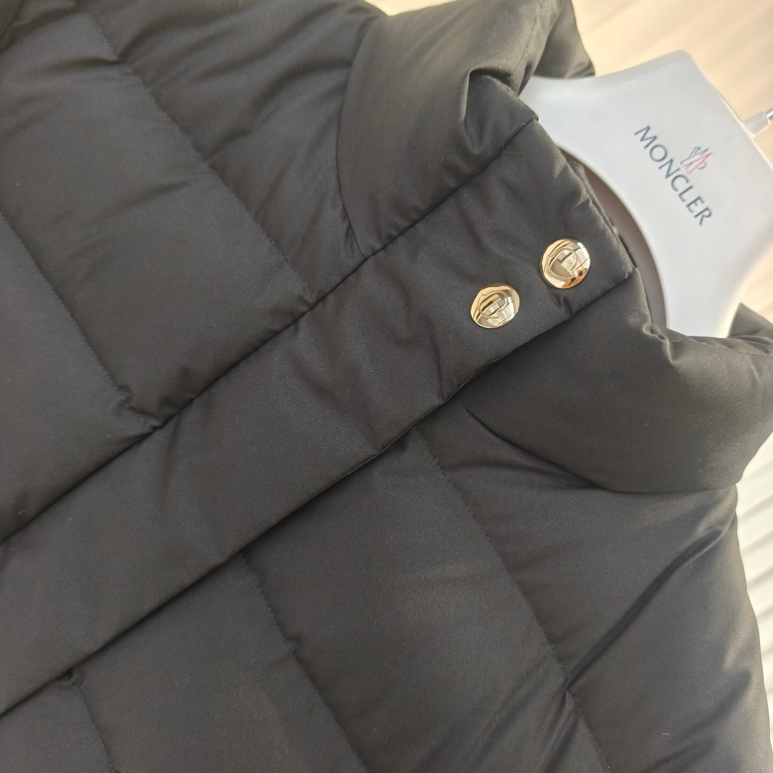 Moncler Bessettes Short Down Jacket - FashionPlug