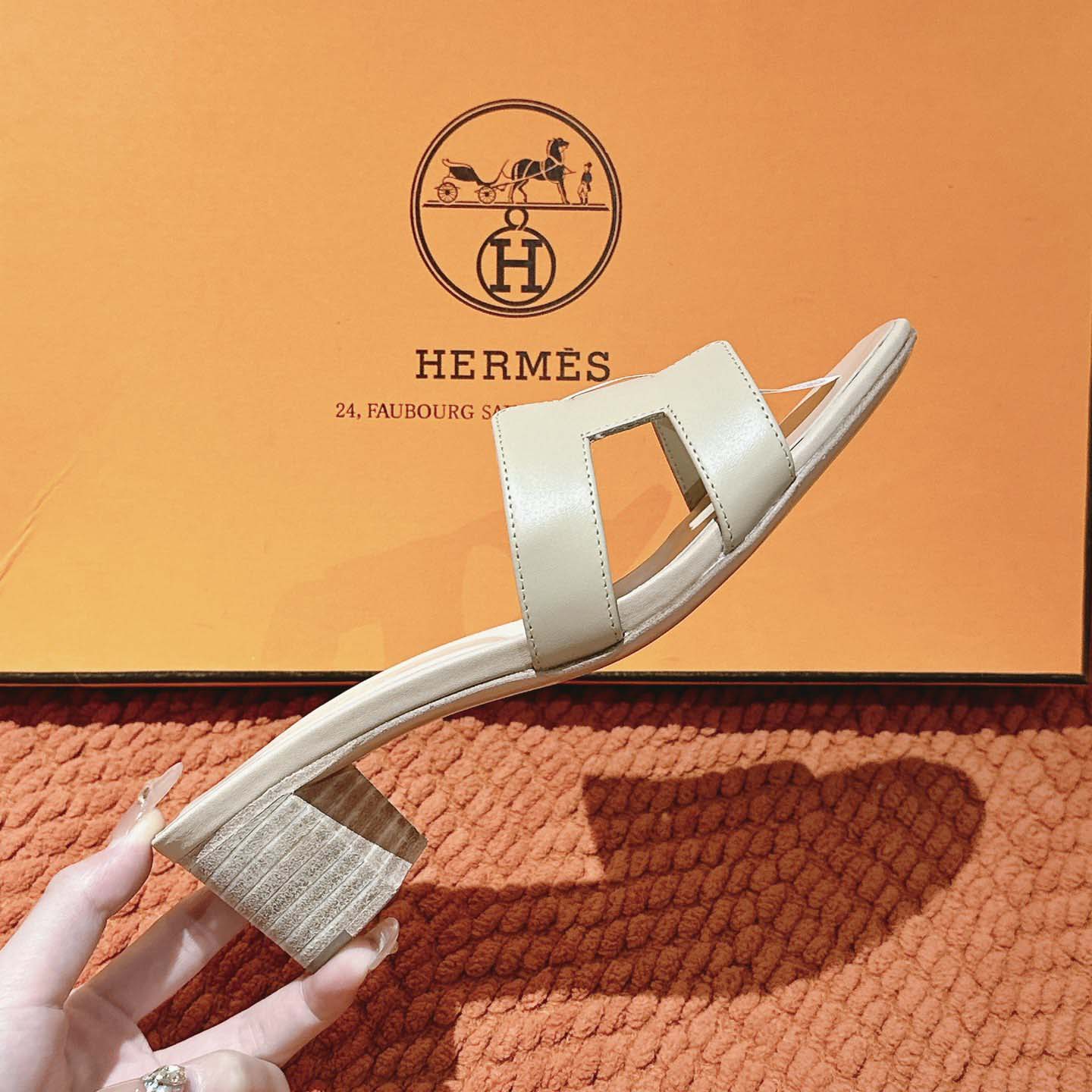 Hermes Oasis Sandal - FashionPlug