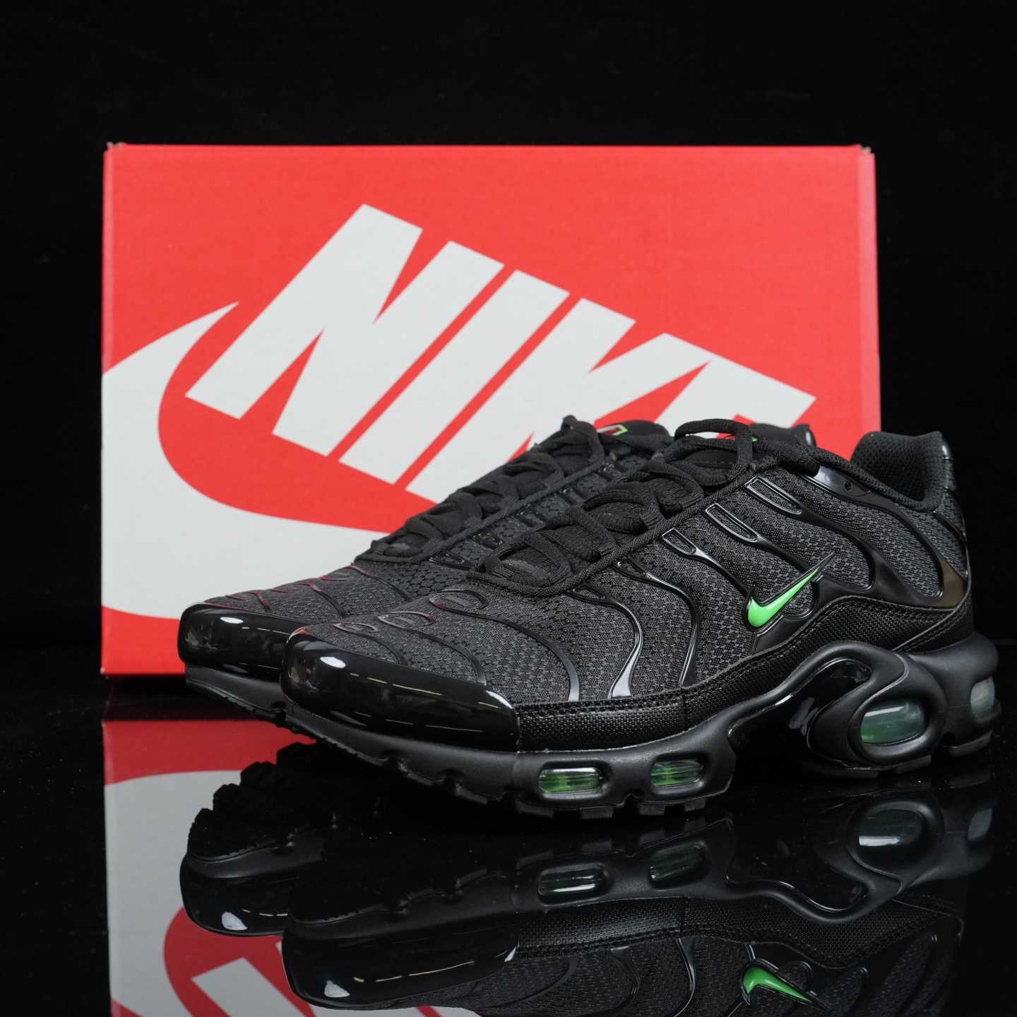 Nike Air Max Plus “Black Green Strike” Running Shoes DM0032-024 - FashionPlug