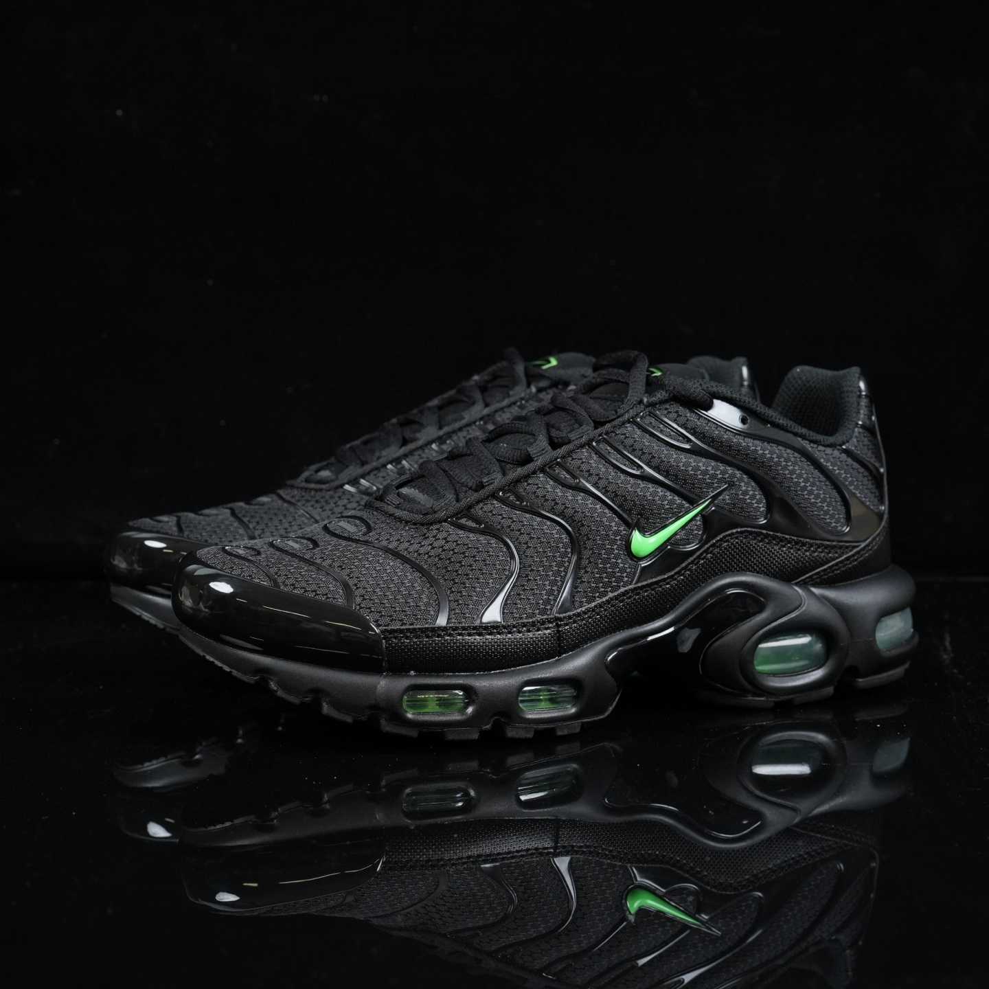 Nike Air Max Plus “Black Green Strike” Running Shoes DM0032-024 - FashionPlug