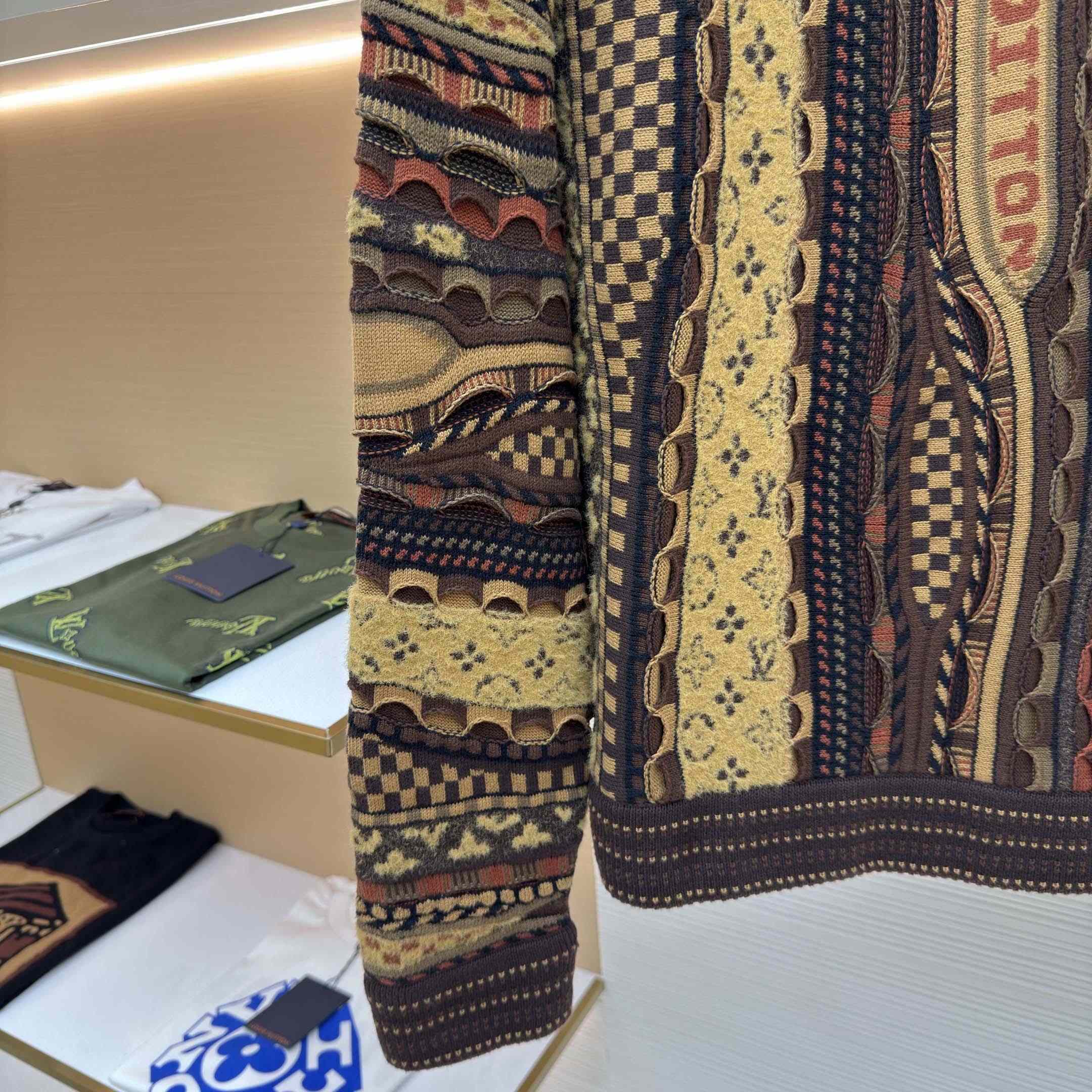 Louis Vuitton Long-Sleeved Crewneck   1AIMBI - FashionPlug