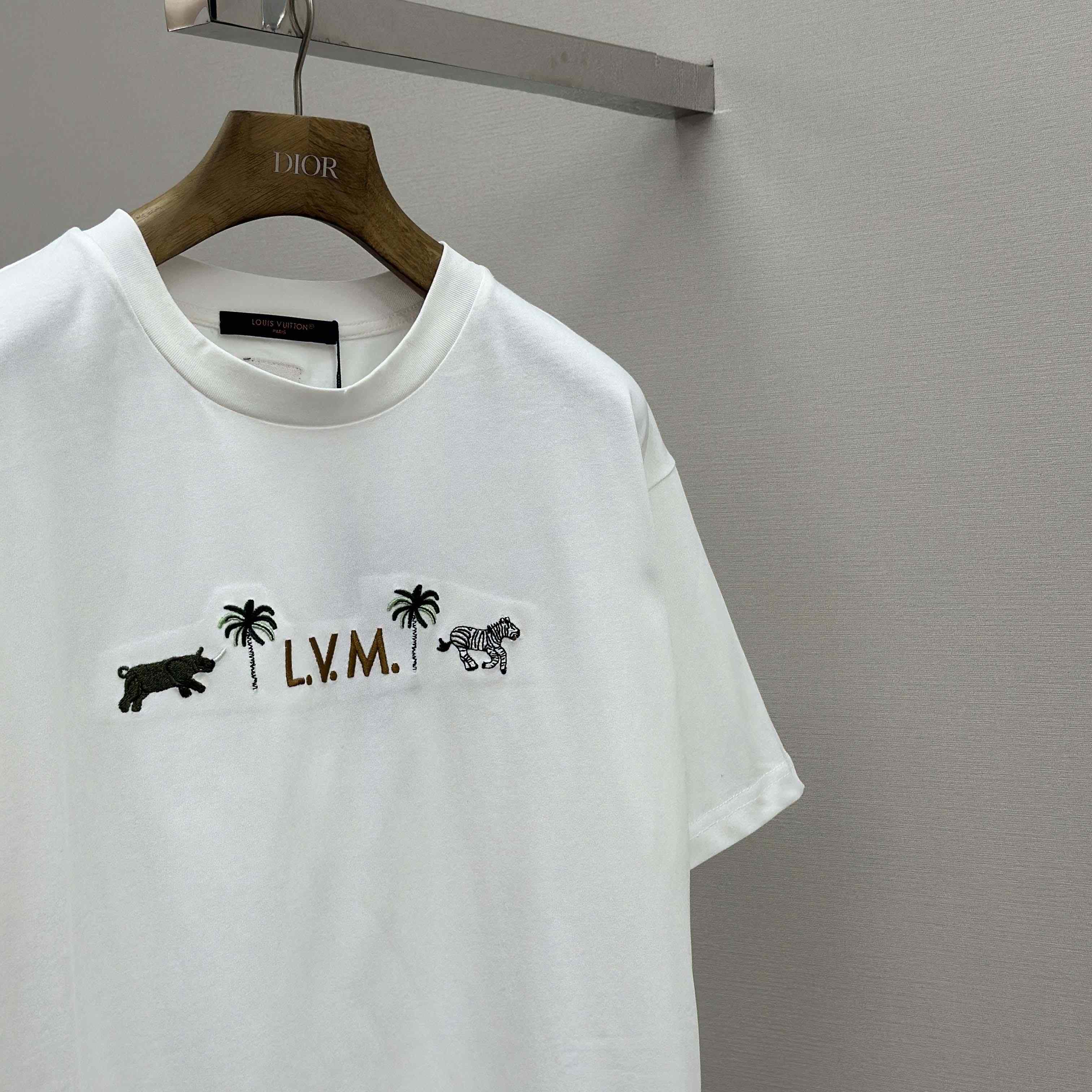 Louis Vuitton LV x The Darjeeling Limited Embroidered Short-Sleeved crewneck   1AJVQK - FashionPlug