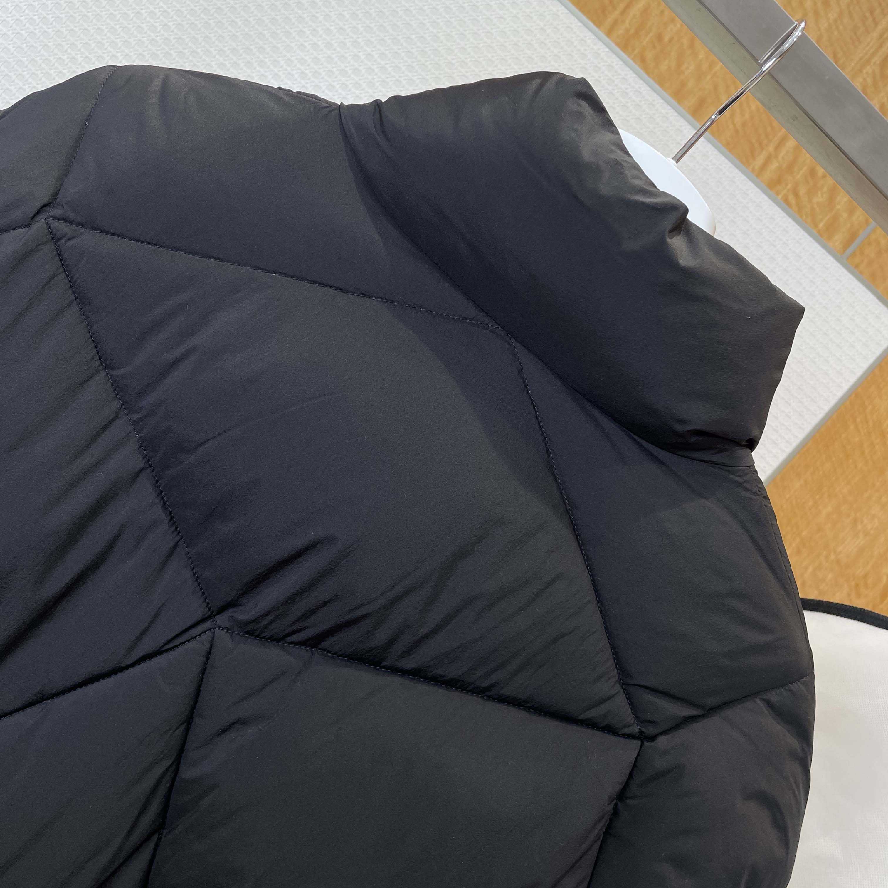 Moncler Vardar Short Down Jacket - FashionPlug