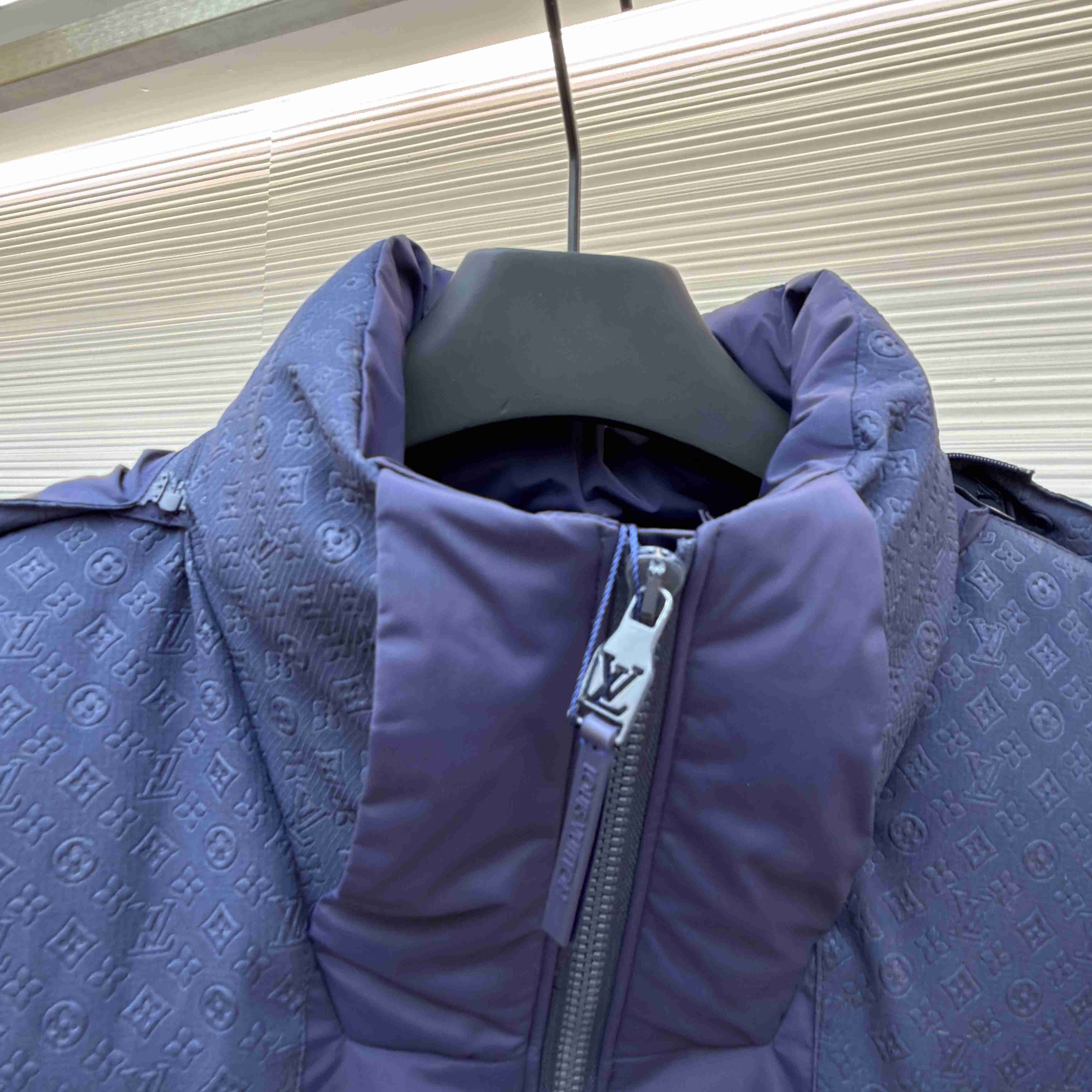 Louis Vuitton Down Blouson 1AGIJR - FashionPlug