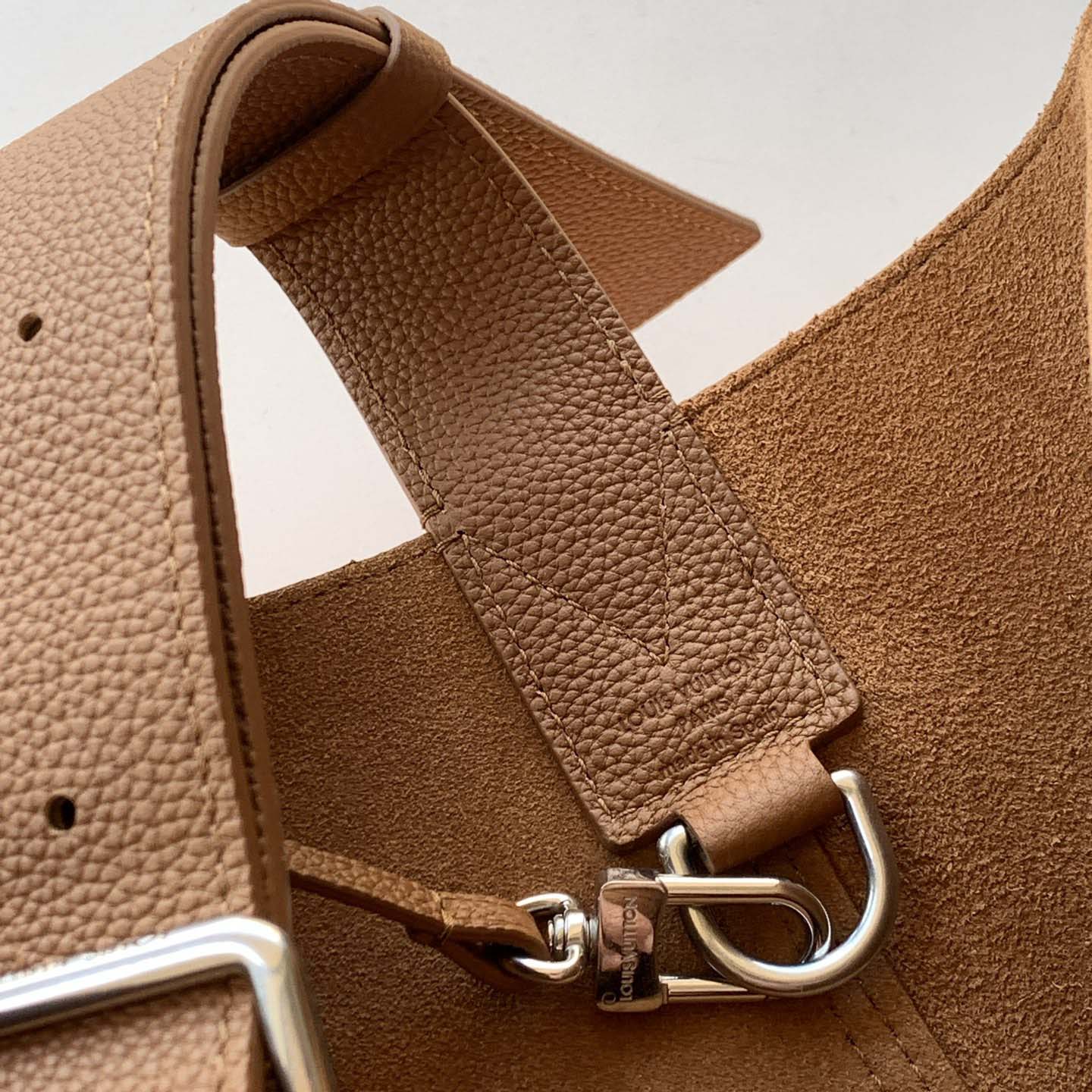 Louis Vuitton Verso Hobo H38      M26745 - FashionPlug