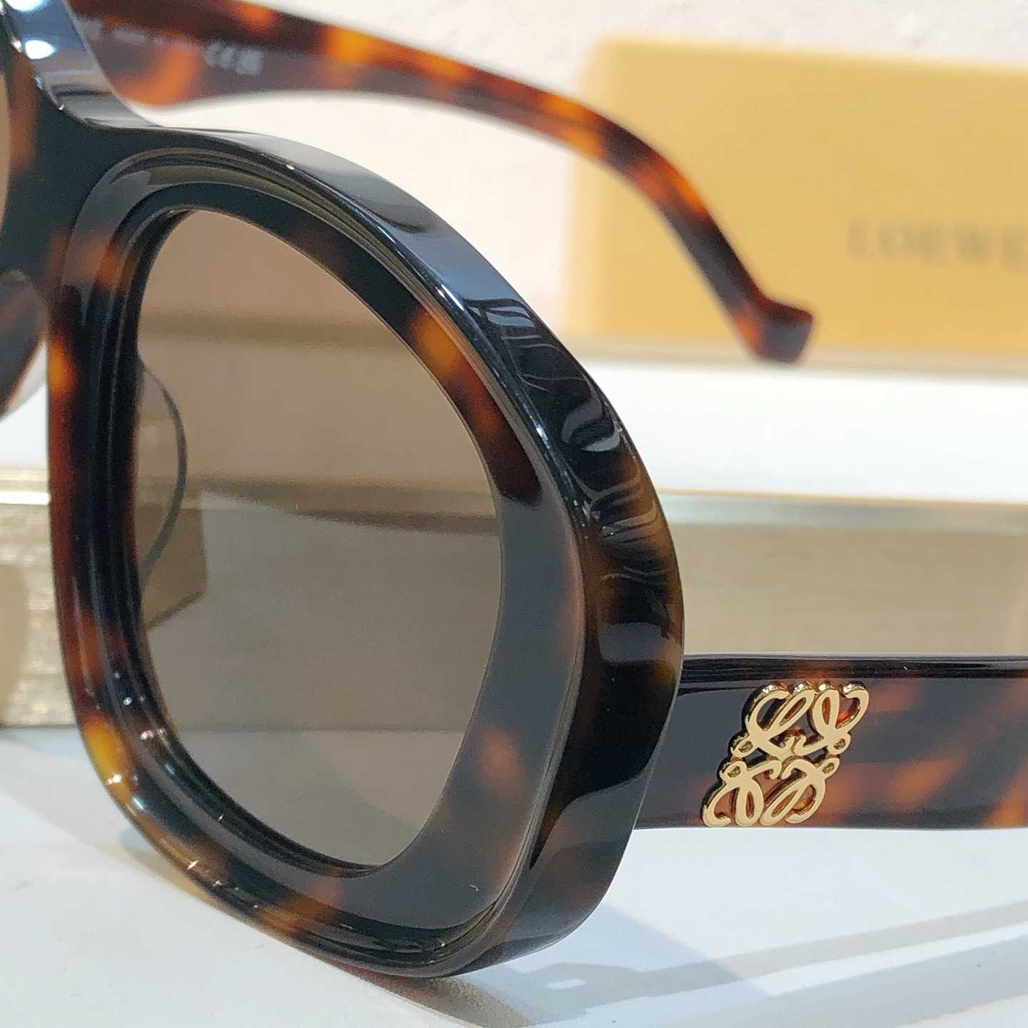 Loewe LW40181I Sunglasses  - FashionPlug