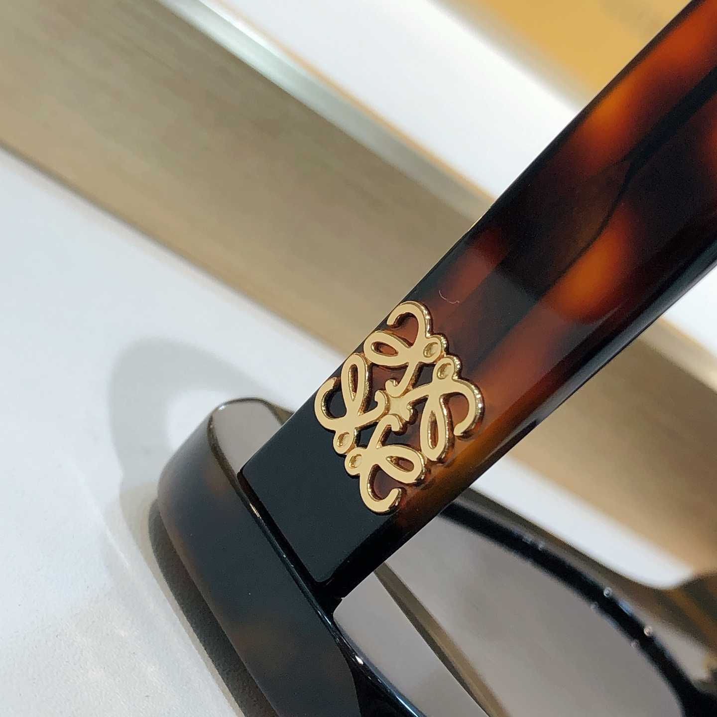 Loewe LW40181I Sunglasses  - FashionPlug