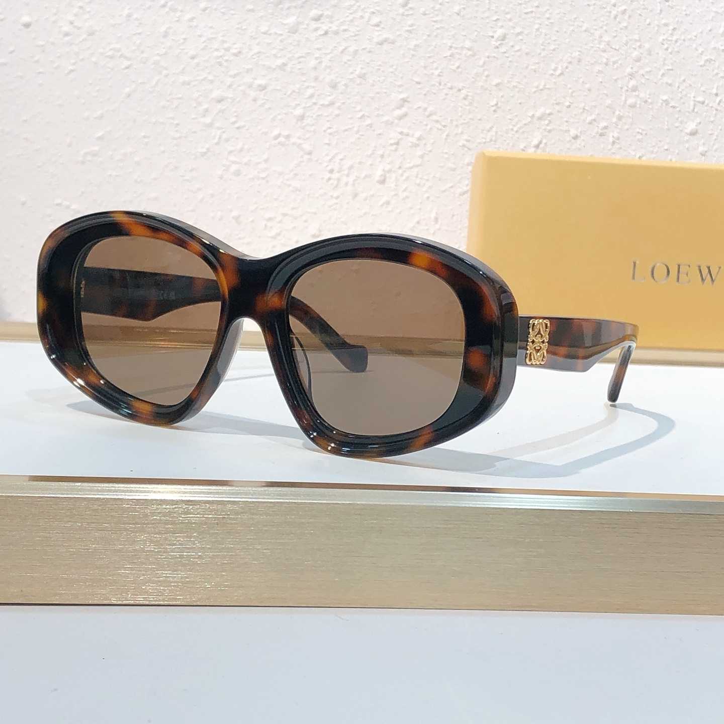 Loewe LW40181I Sunglasses  - FashionPlug