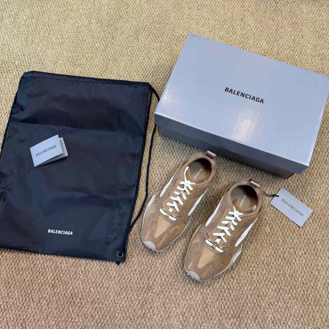 Balenciaga MONDAY ULTRA SNEAKER IN BEIGE/WHITE - FashionPlug