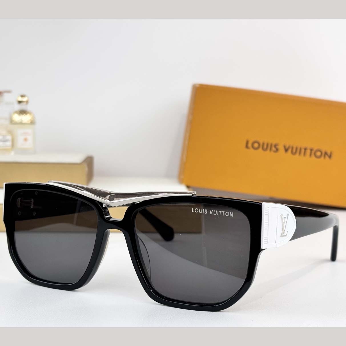 Louis Vuitton  LV Flight Square Sunglasses   Z2723U - FashionPlug