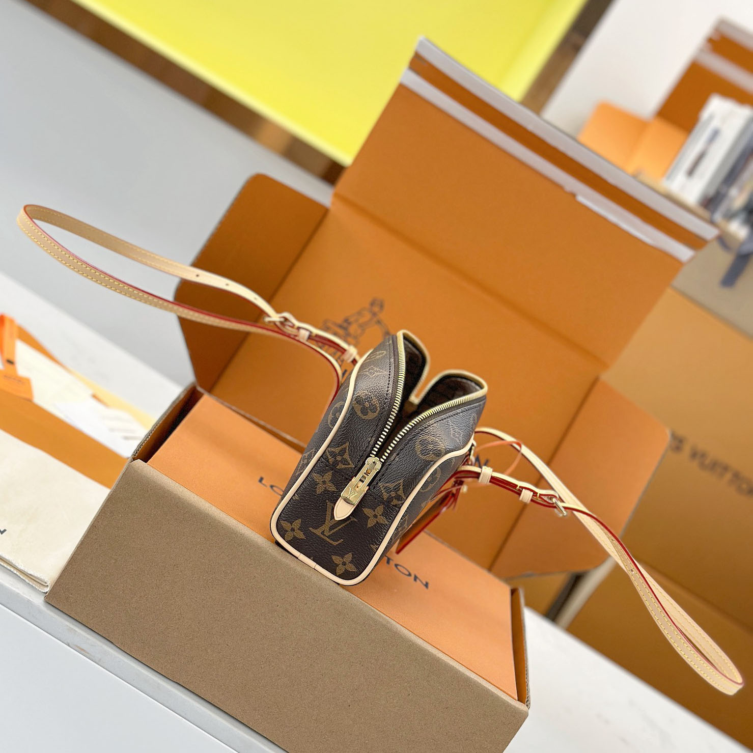 Louis Vuitton Hang On M47031 - FashionPlug