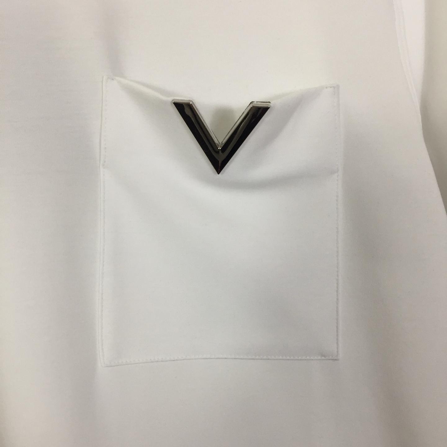 Louis Vuitton V Pocket Logo T-shirt - FashionPlug