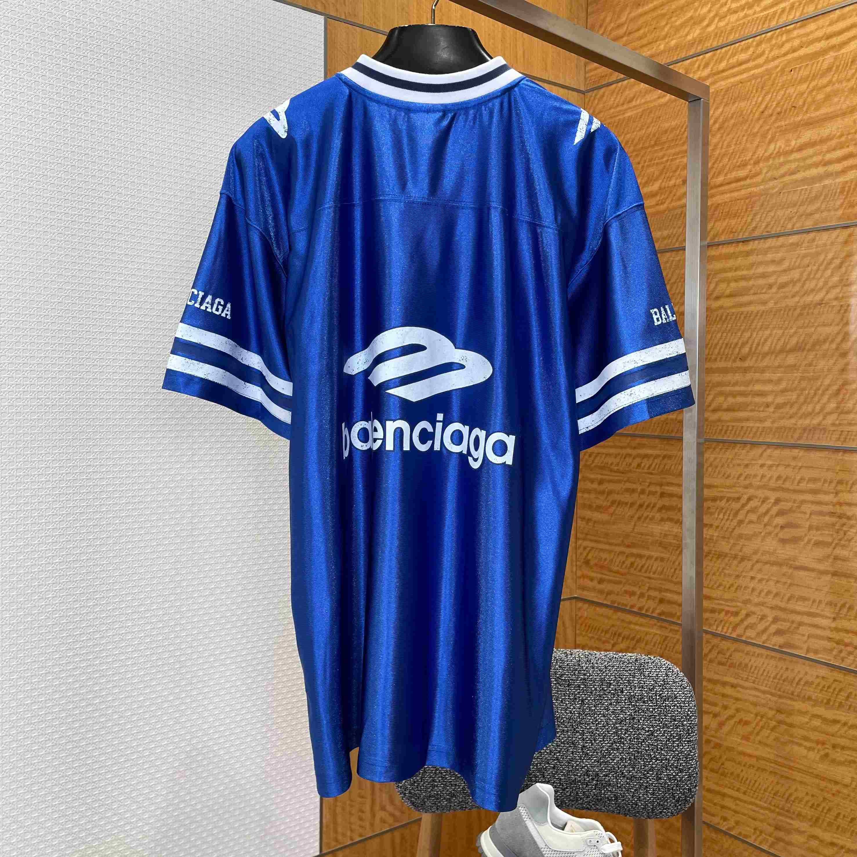 Balenciaga 3b Football V-neck T-shirt Oversized in Royal Blue - FashionPlug