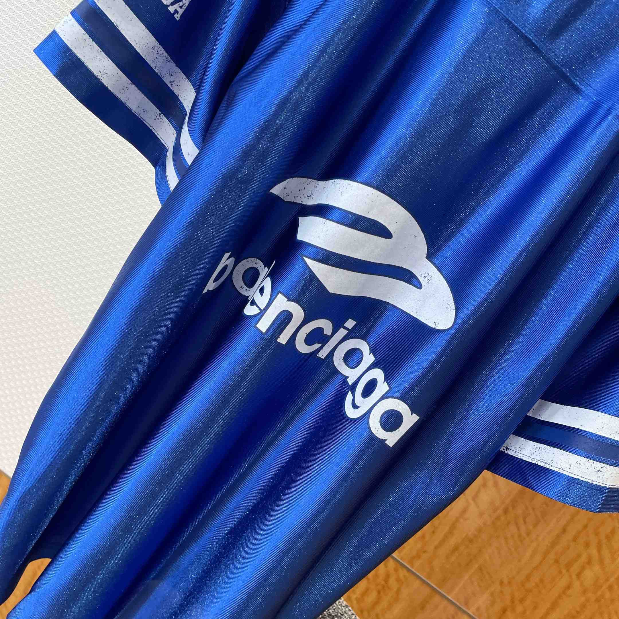 Balenciaga 3b Football V-neck T-shirt Oversized in Royal Blue - FashionPlug