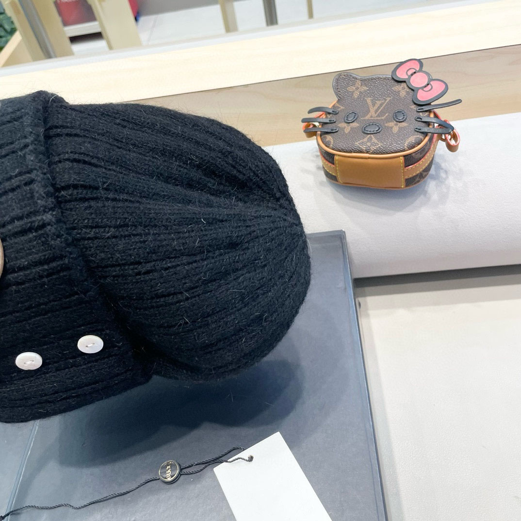 Gucci Beanie    - FashionPlug