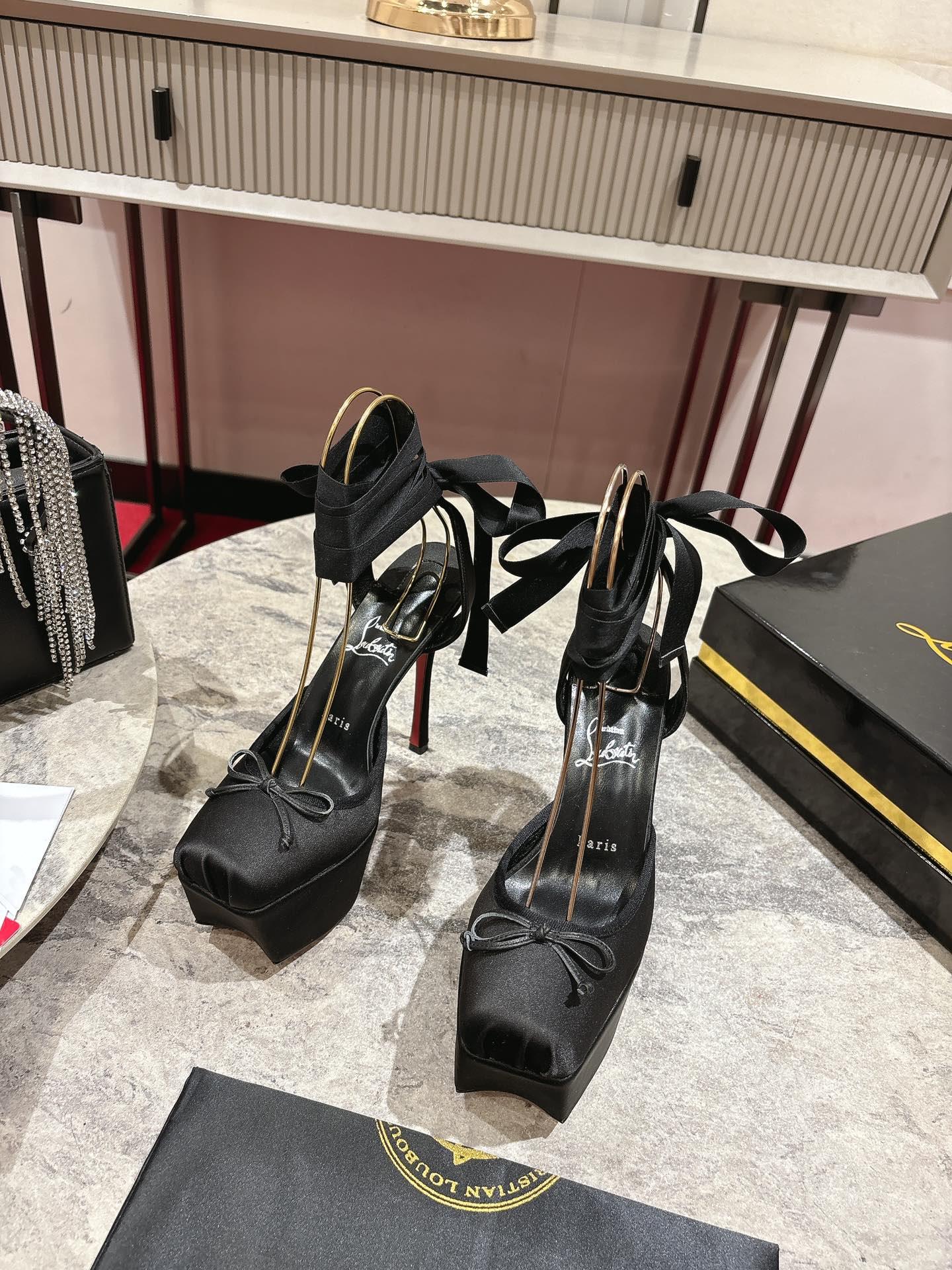 Christian Louboutin Cassia Lace Up Alta - FashionPlug