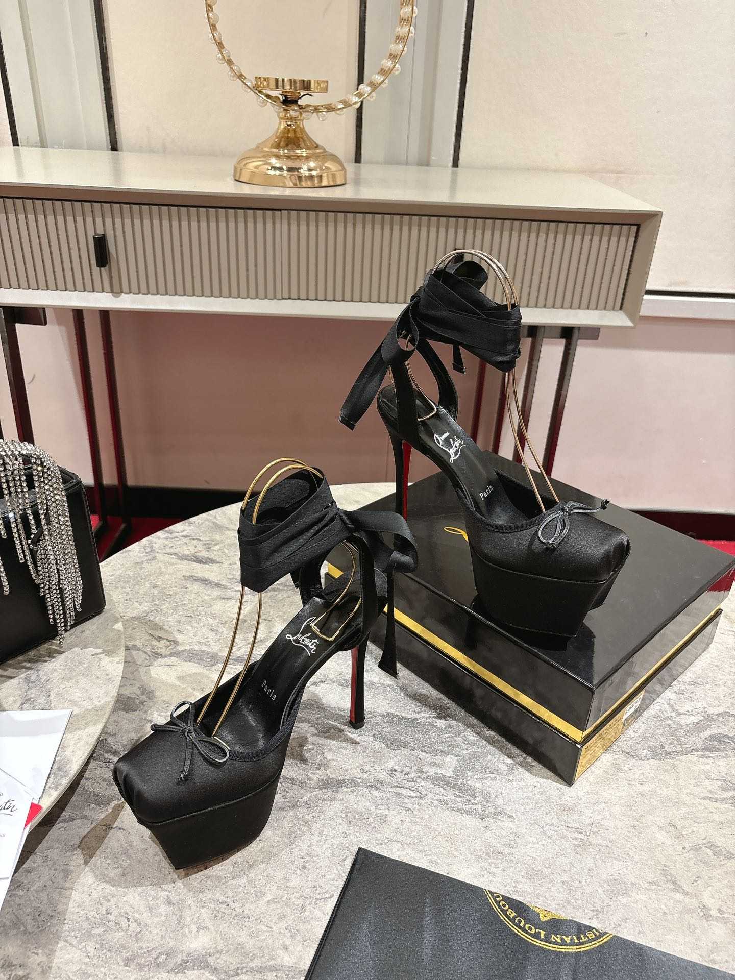 Christian Louboutin Cassia Lace Up Alta - FashionPlug