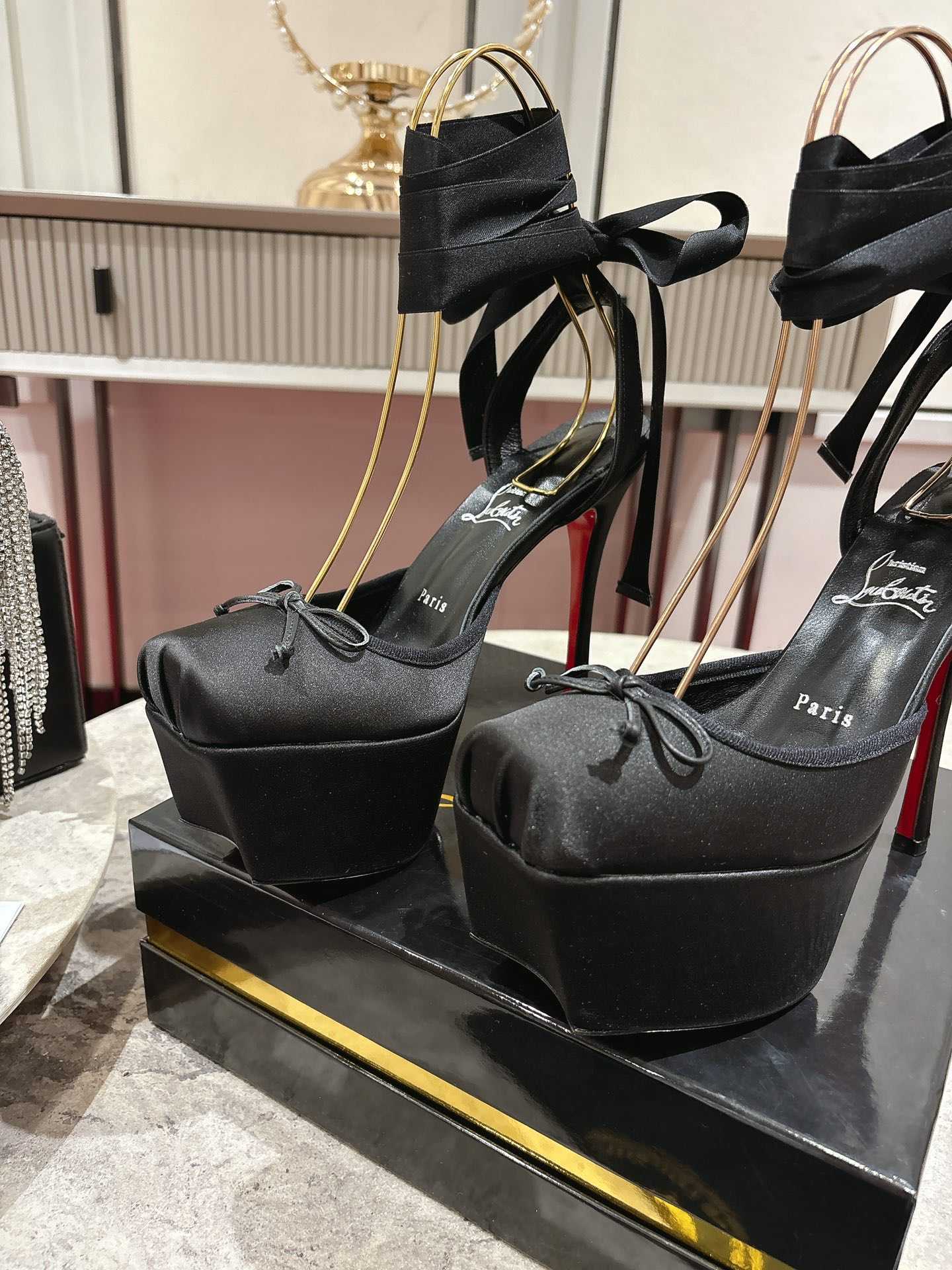 Christian Louboutin Cassia Lace Up Alta - FashionPlug