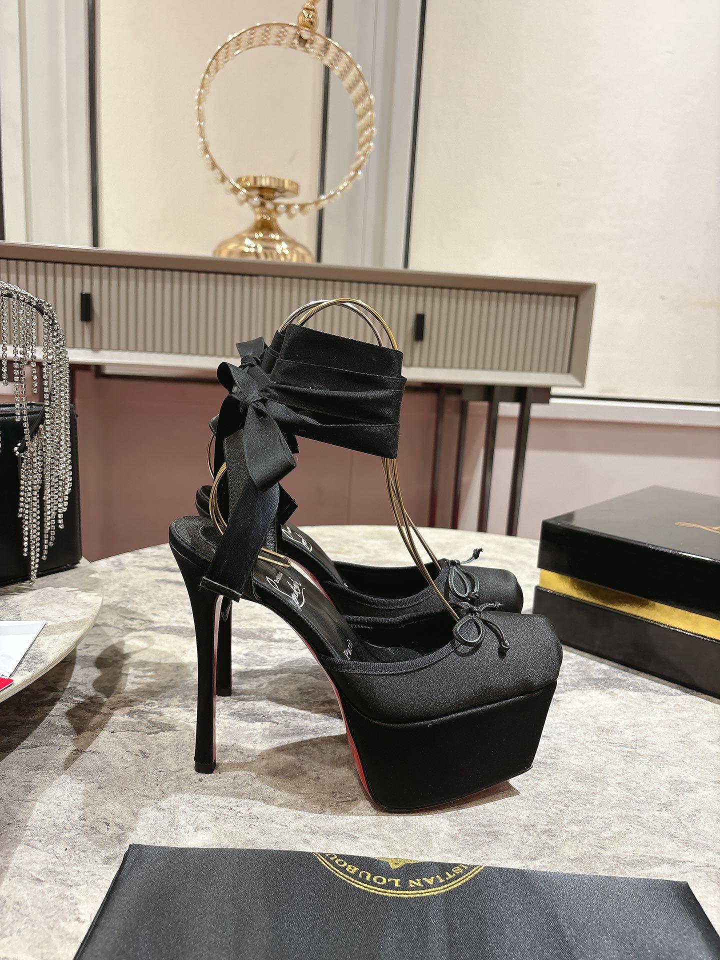 Christian Louboutin Cassia Lace Up Alta - FashionPlug